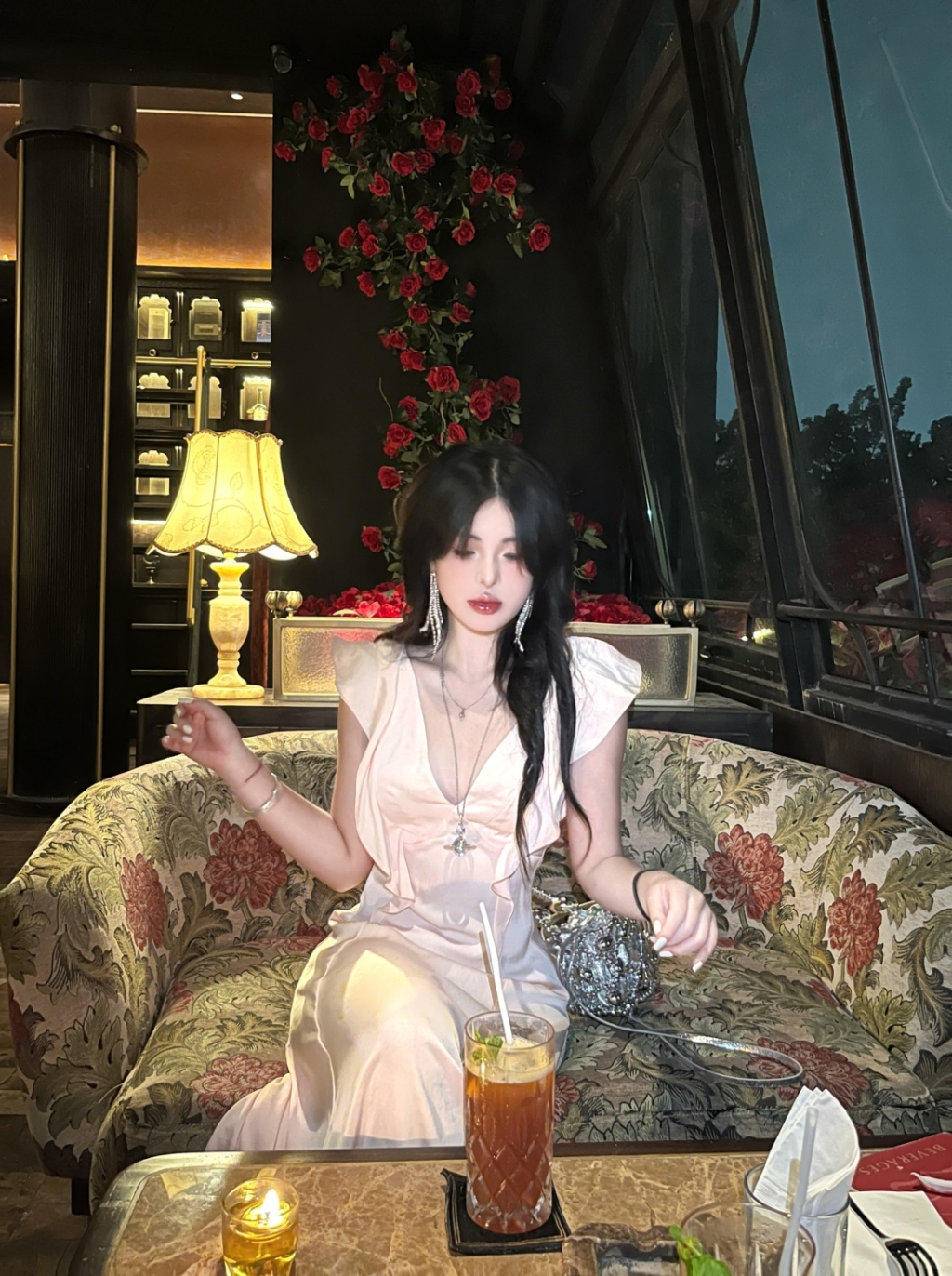 Jakarta-Izzy Social Club, Jakarta's Red Rose Restaurant, ?Experience the Ultimate Romance
