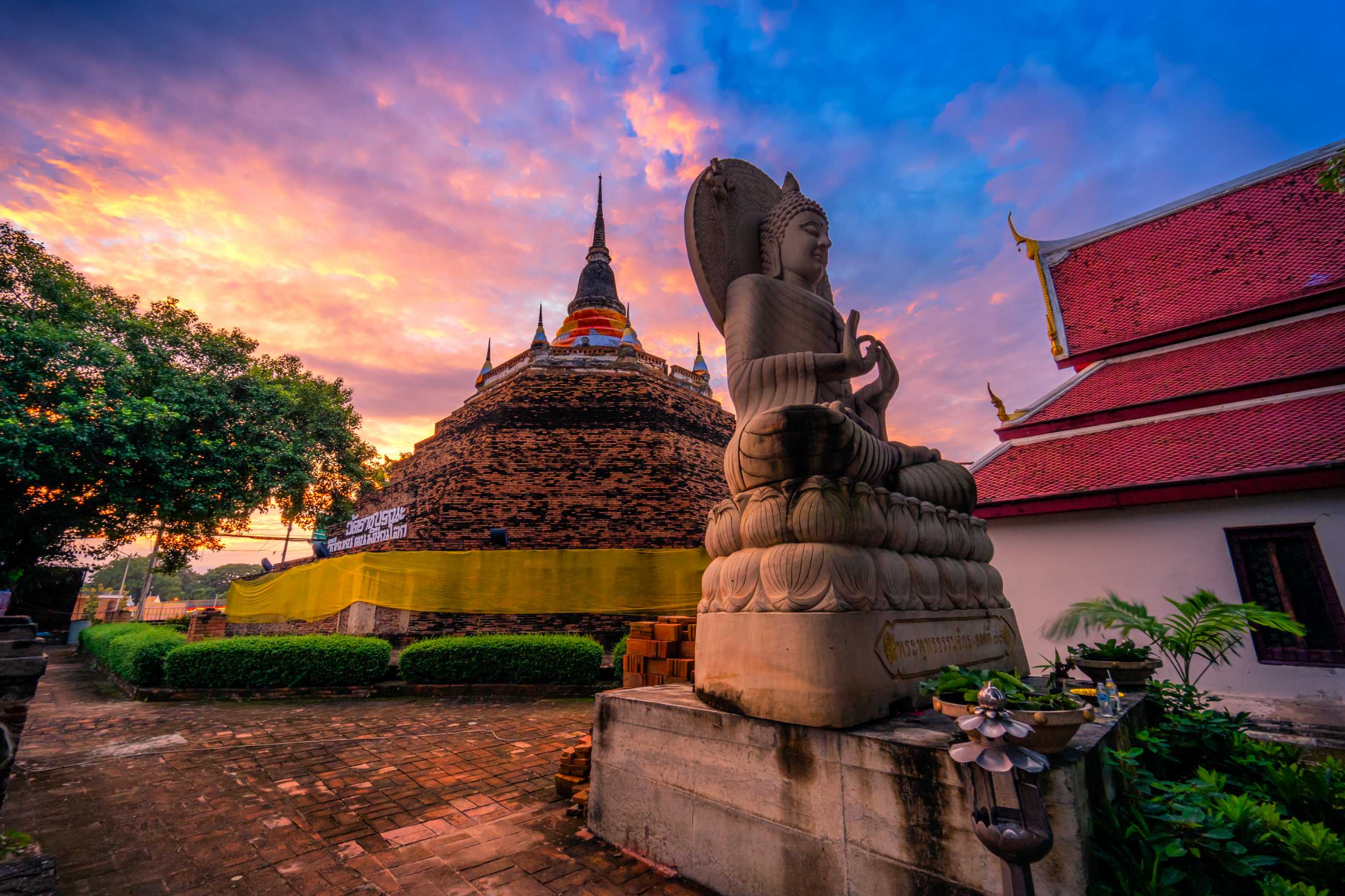 Bangkok-Ratchaburana Temple, a famous temple from the Ayutthaya period, the beauty of Thai architecture