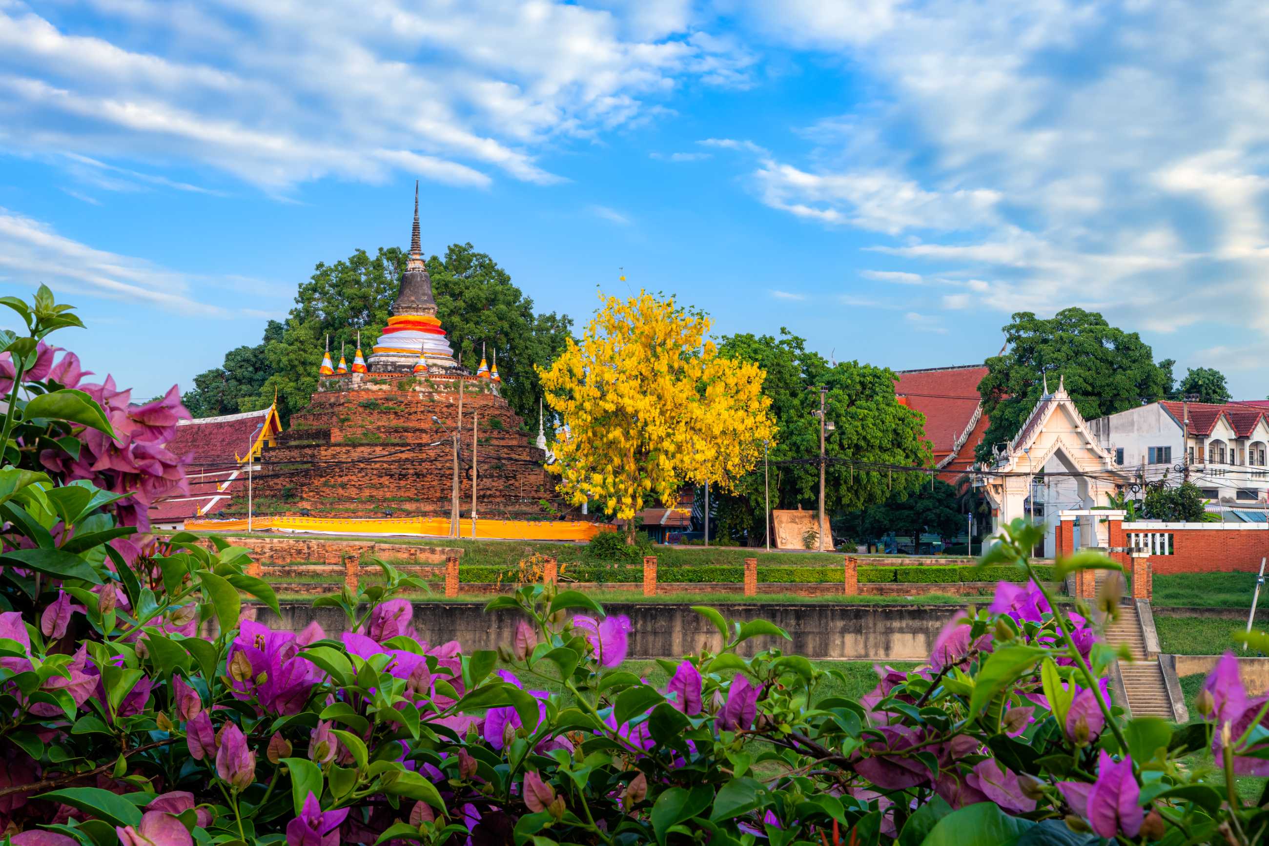 Bangkok-Ratchaburana Temple, a famous temple from the Ayutthaya period, the beauty of Thai architecture