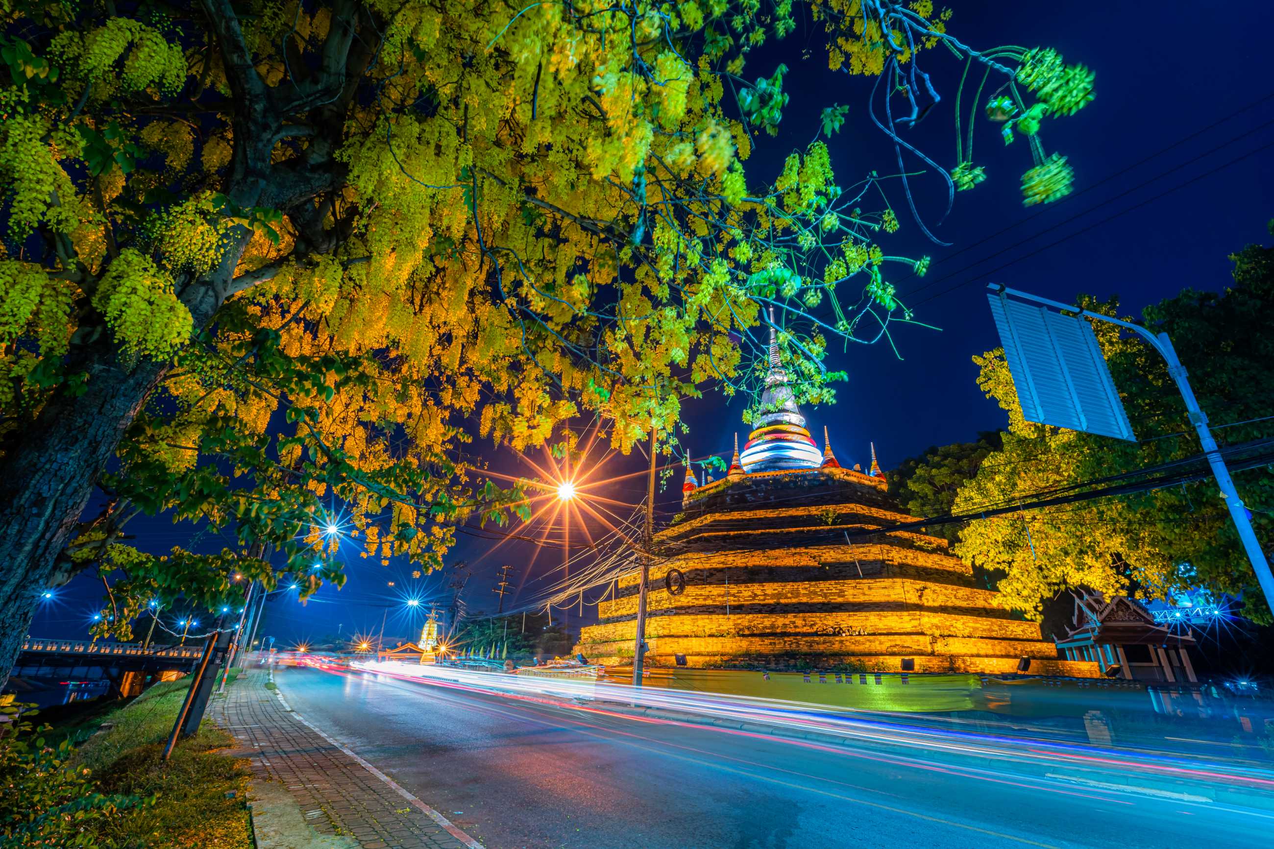 Bangkok-Ratchaburana Temple, a famous temple from the Ayutthaya period, the beauty of Thai architecture