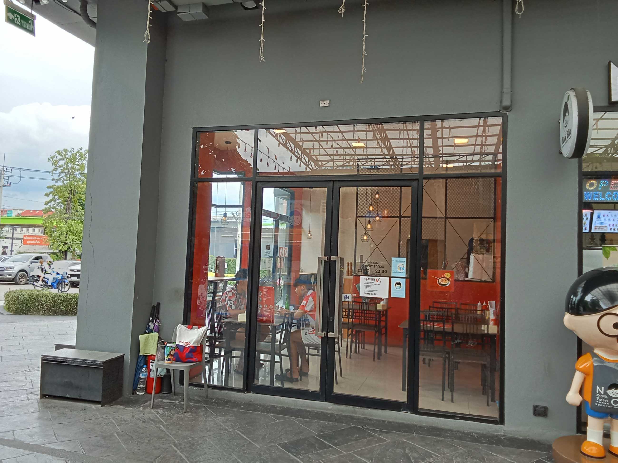Bangkok-Q STEAK restaurant in Bangkok's university district, eat a big pork chop steak
