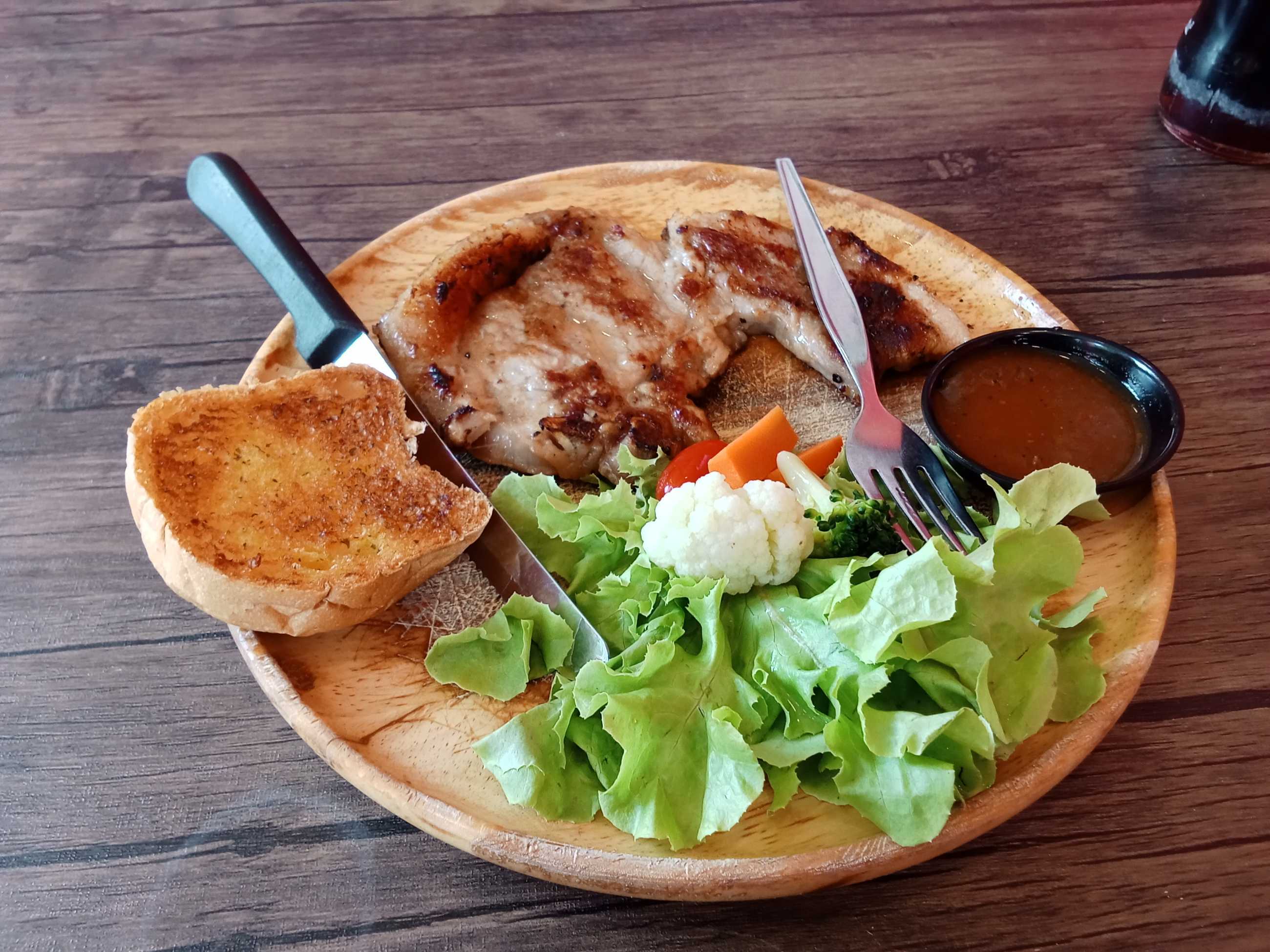 Bangkok-Q STEAK restaurant in Bangkok's university district, eat a big pork chop steak