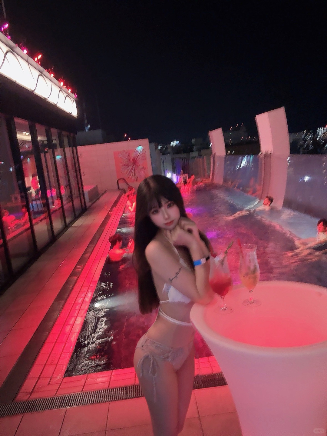 Okinawa-Aqua city naha hotel in Okinawa♨️, Japan, the only transparent swimming pool in Naha