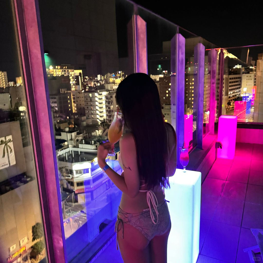 Okinawa-Aqua city naha hotel in Okinawa♨️, Japan, the only transparent swimming pool in Naha
