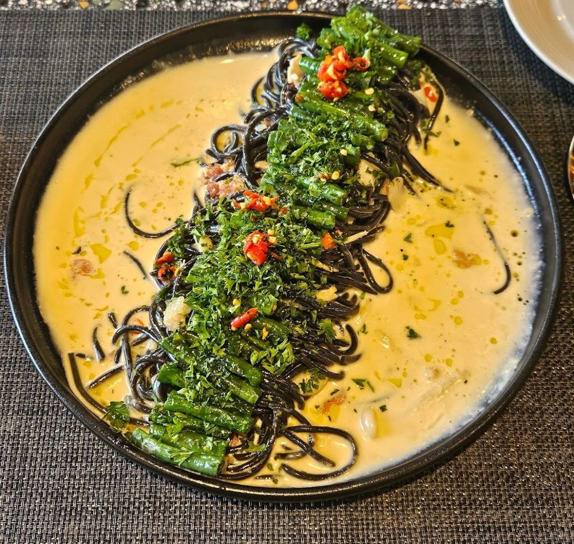 Cebu-7107 Restaurant in Cebu, Philippines, recommended squid pasta and cold water spinach