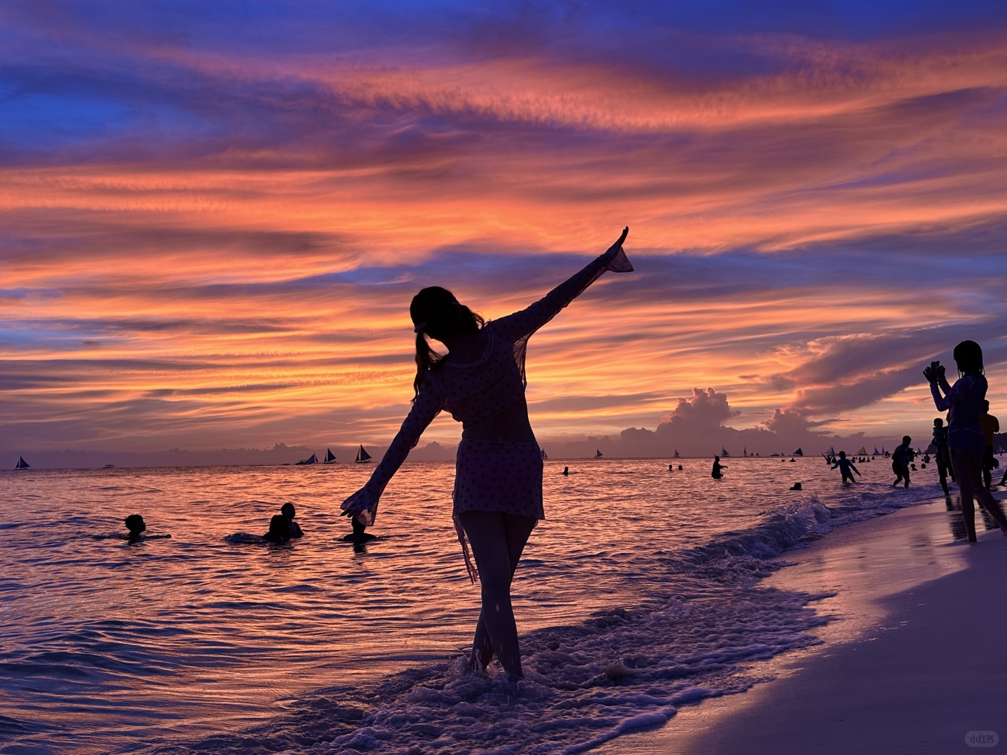 Boracay-Watching the sunset at Boracay's White Beach, ?the sky is painted orange and pink