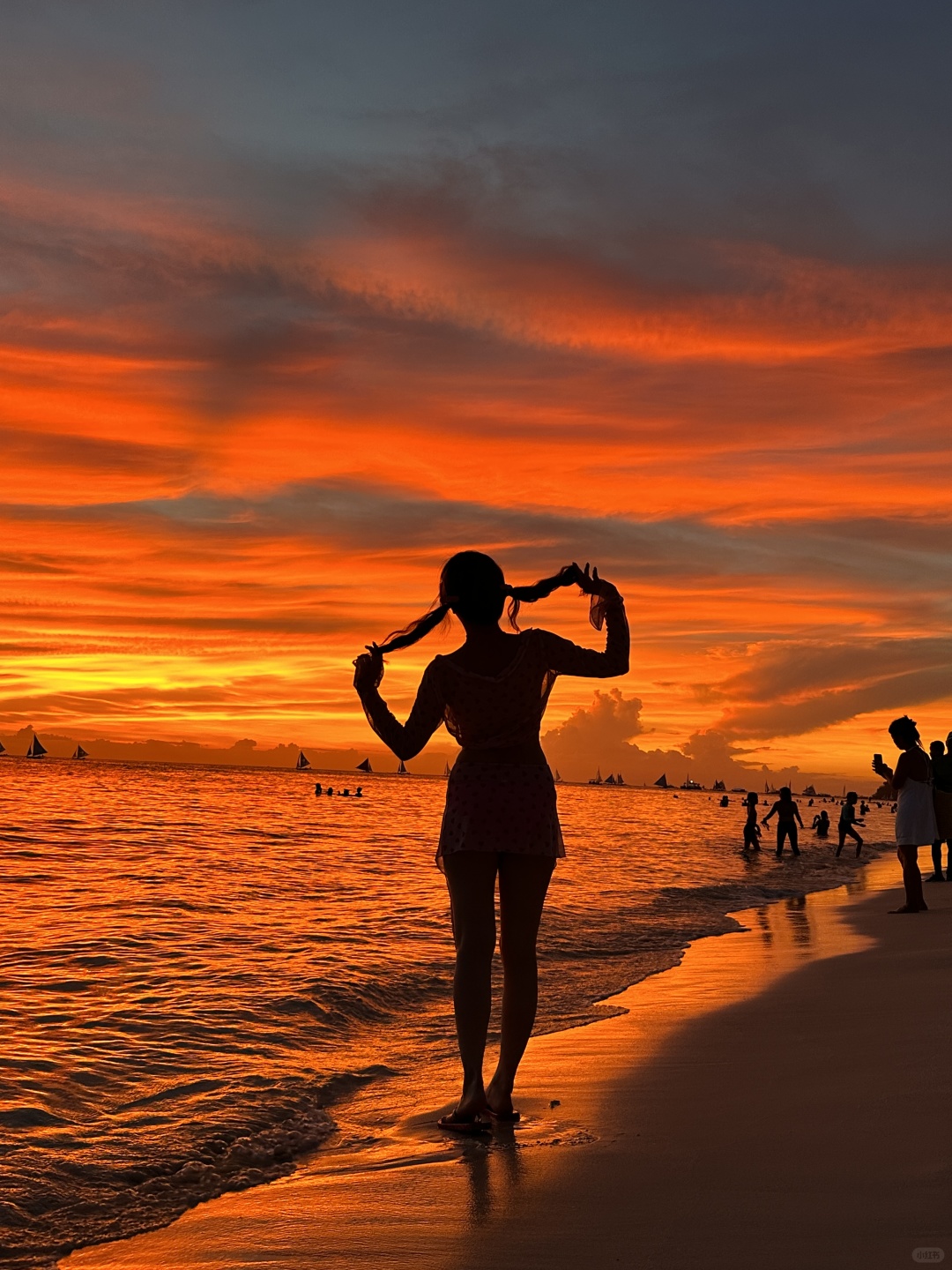 Boracay-Watching the sunset at Boracay's White Beach, ?the sky is painted orange and pink