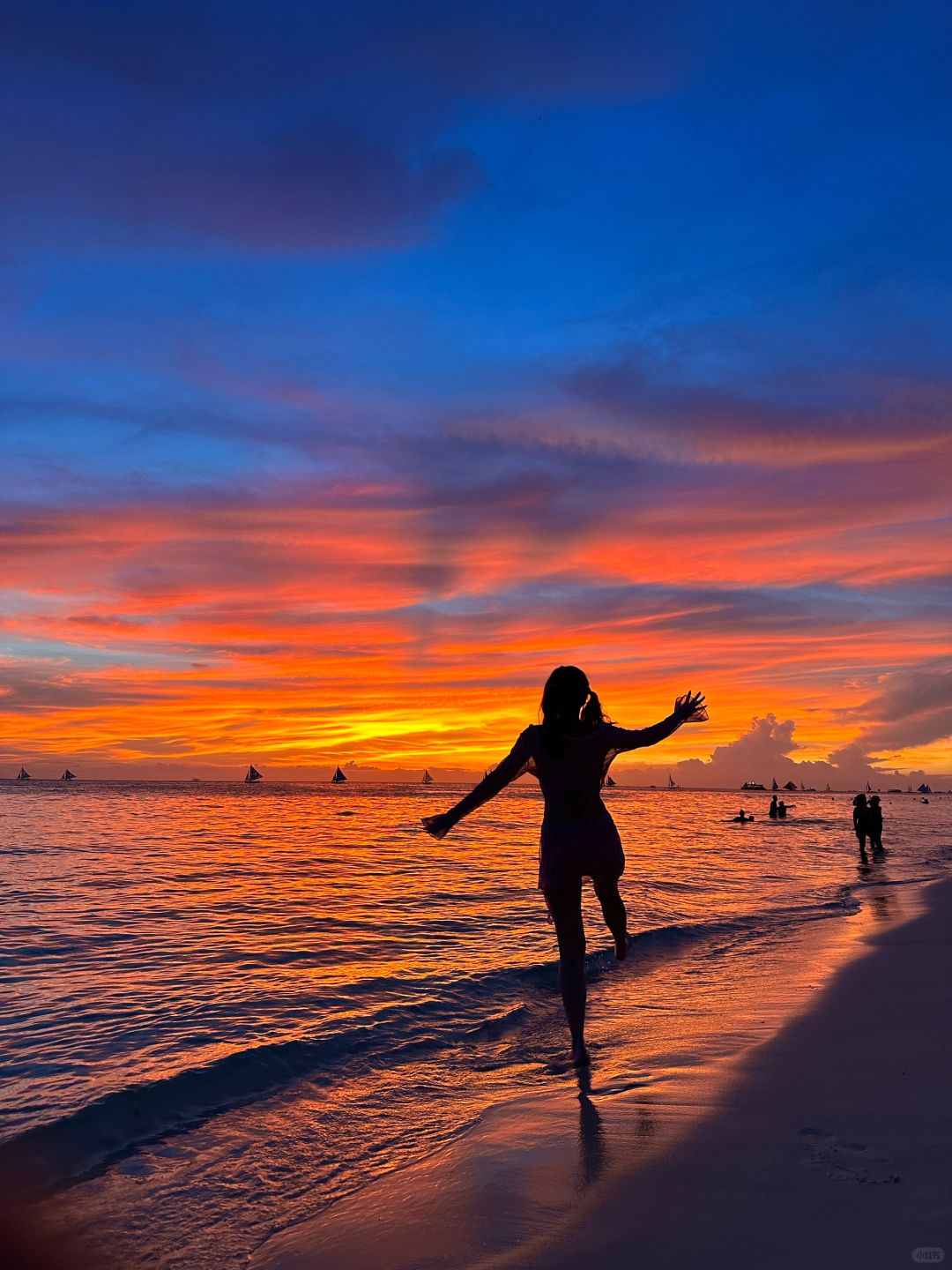 Boracay-Watching the sunset at Boracay's White Beach, ?the sky is painted orange and pink