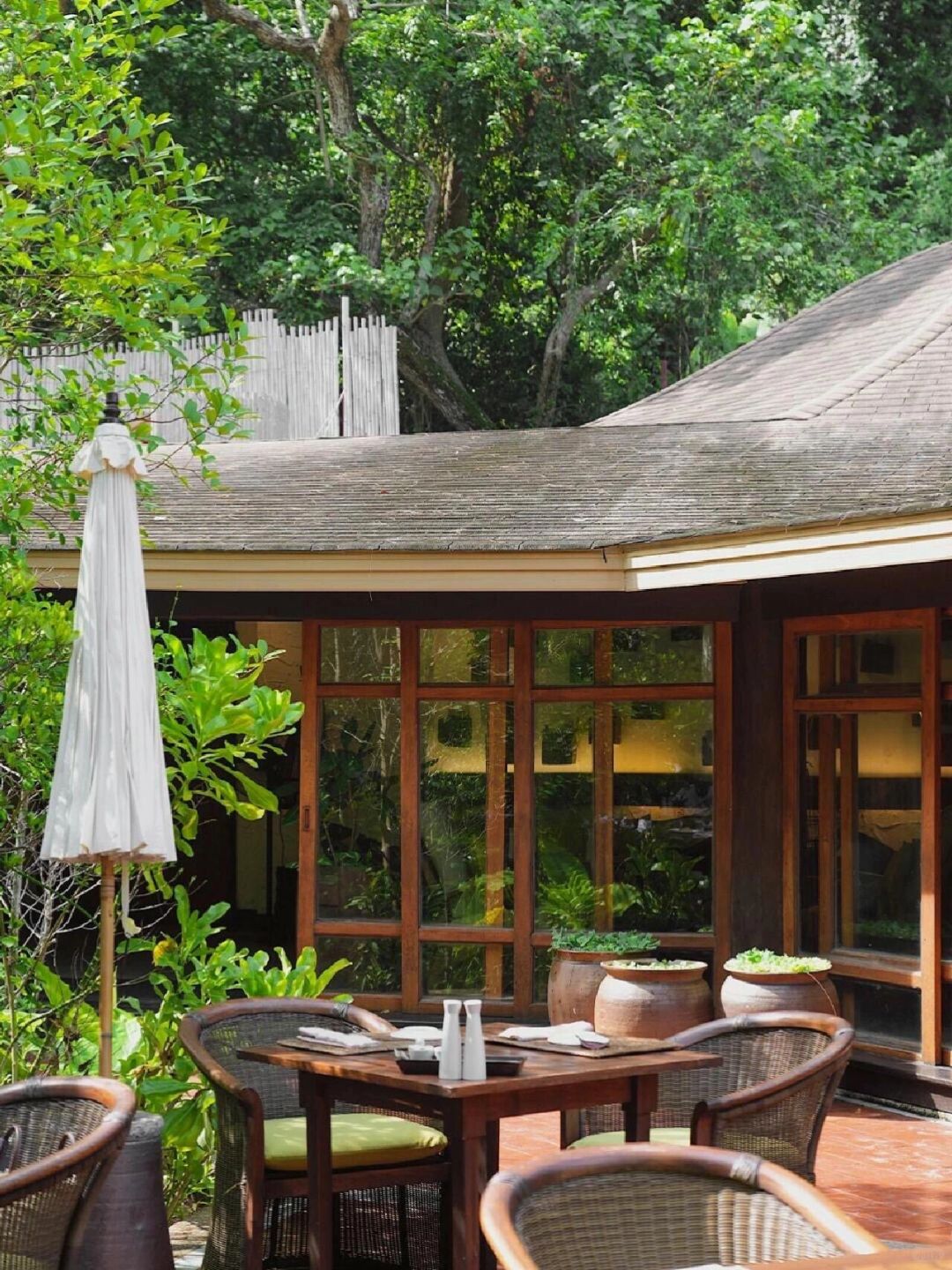 Krabi-Rayavadee Resort Hotel in Krabi, Thailand, has many birds and animals and 4 restaurants
