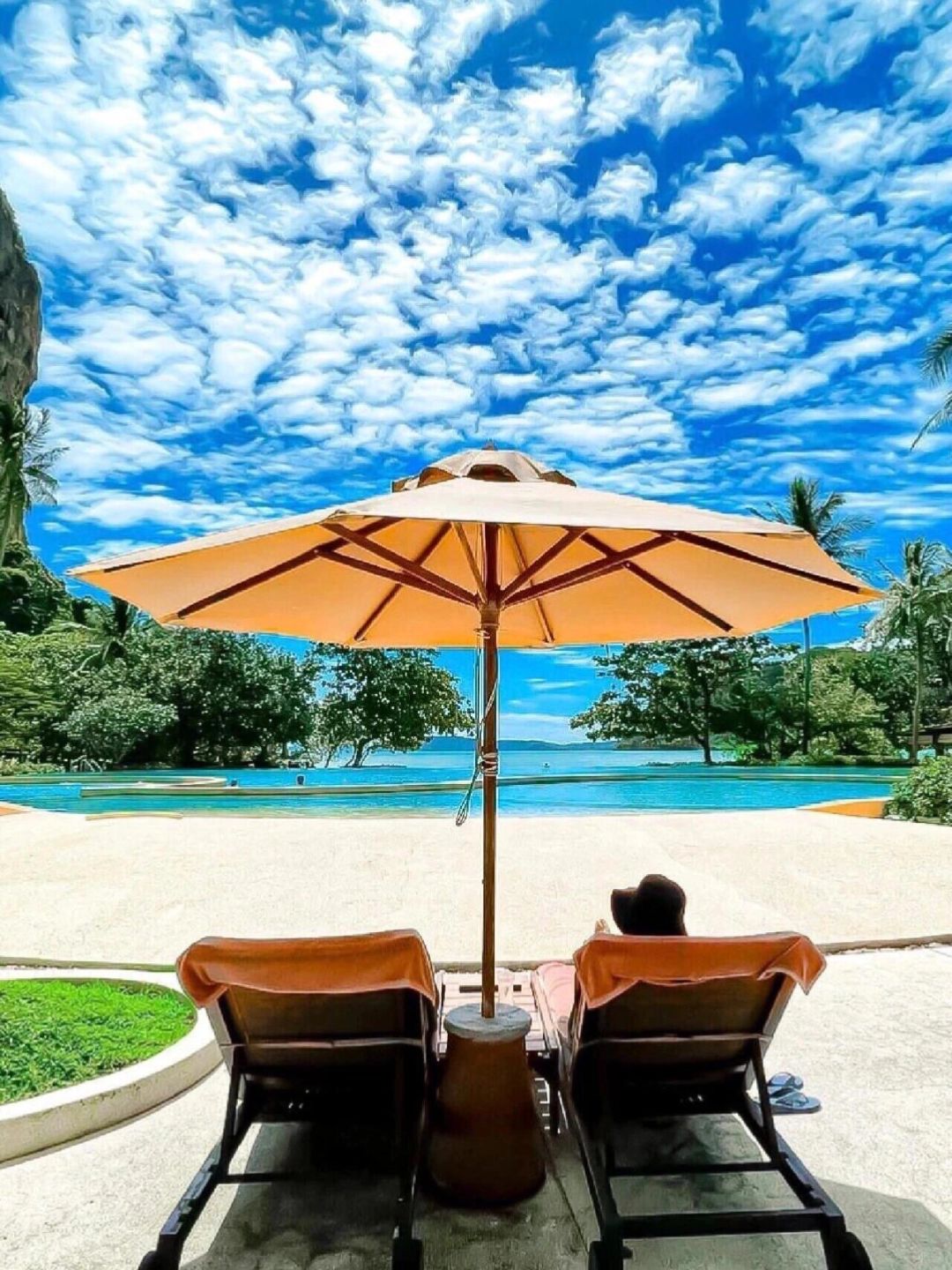 Krabi-Rayavadee Resort Hotel in Krabi, Thailand, has many birds and animals and 4 restaurants