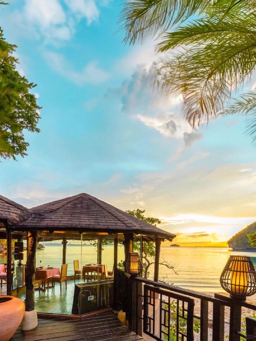 Krabi-Rayavadee Resort Hotel in Krabi, Thailand, has many birds and animals and 4 restaurants