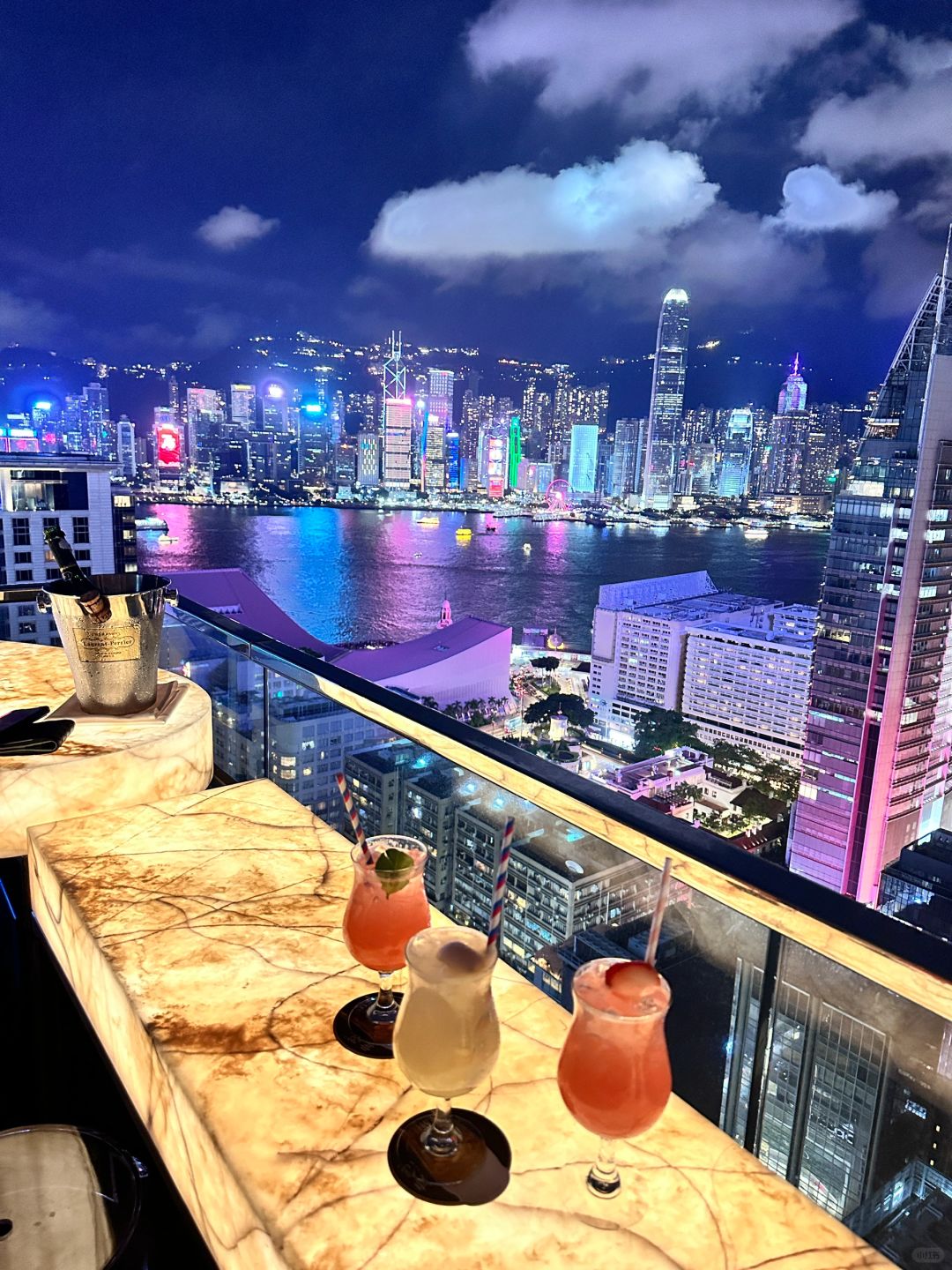 Hong kong-Eye Bar, Tsim Sha Tsui, Hong Kong, where you can see the night view of Victoria Harbour