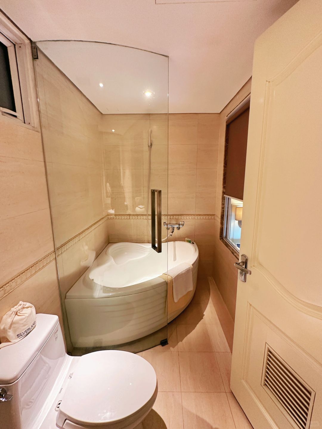 Ho Chi Minh-Silverland Jolie Hotel, a super cost-effective hotel in the center of Chi Minh City, Vietnam