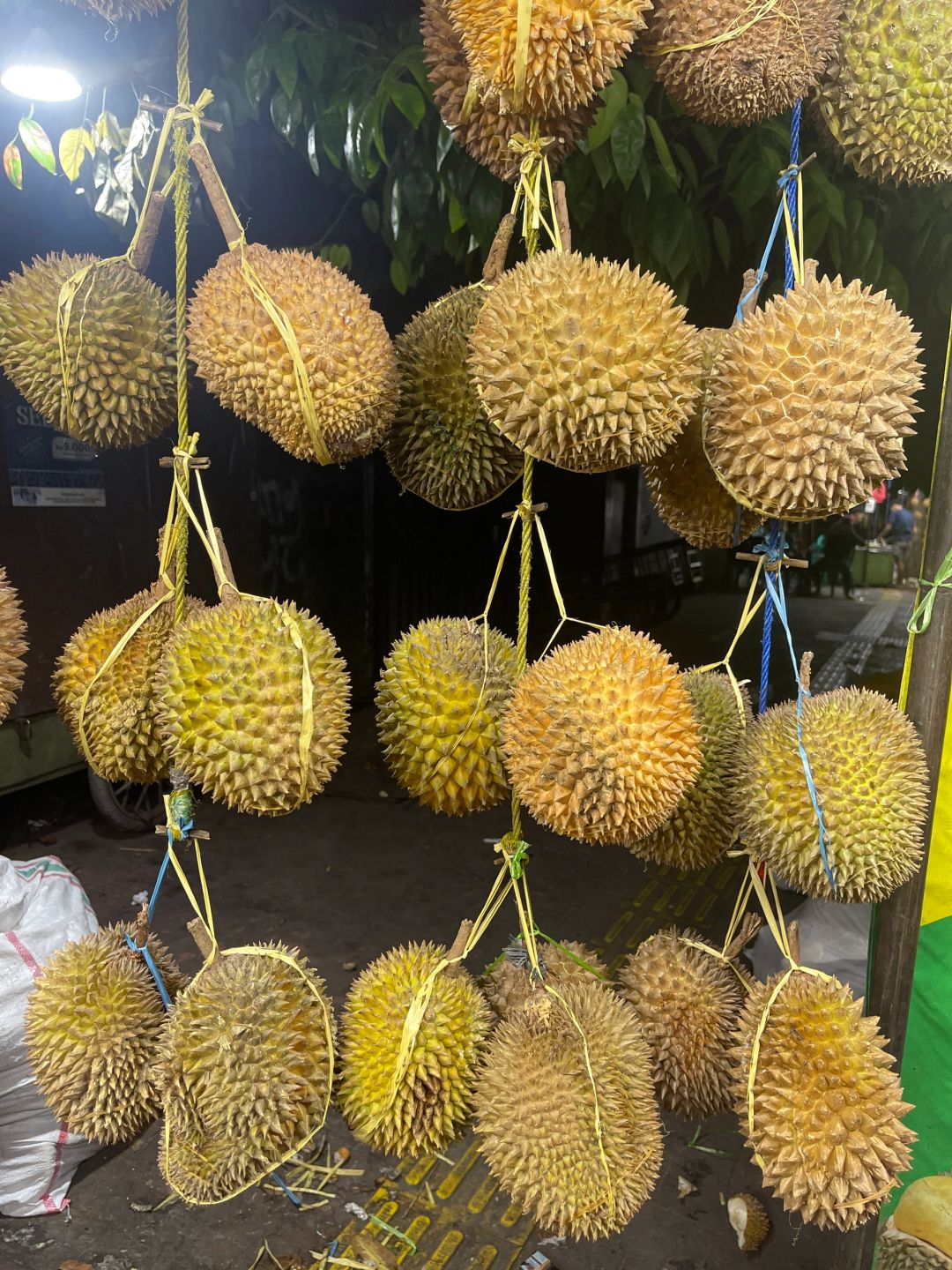 Jakarta-Jakarta Durian Street, ?eat durian until you burp, it is recommended to bargain in half