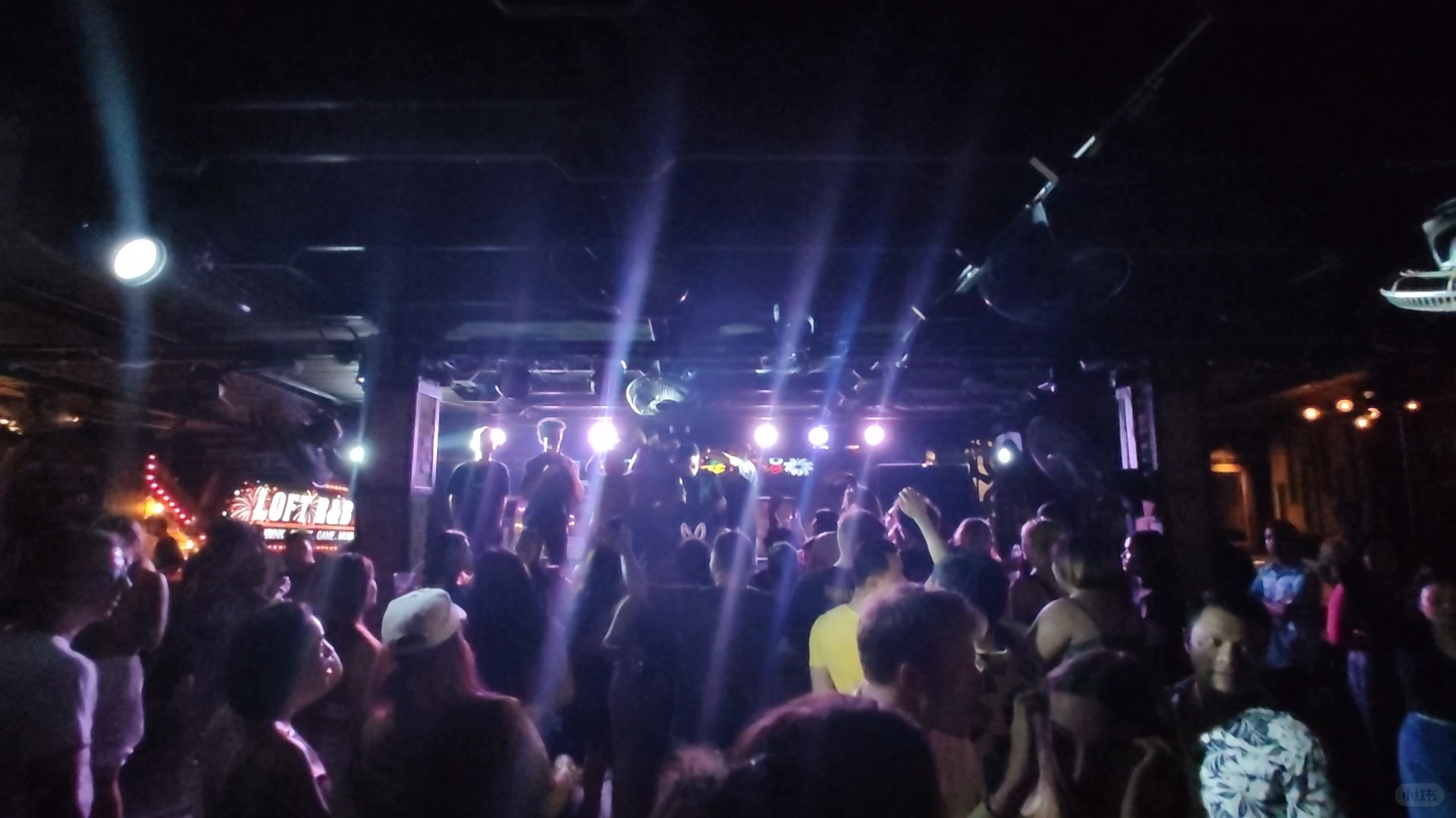 Krabi-Don't go to traditional nightclubs, the open-air dance bar on the beach in Krabi is the best choice