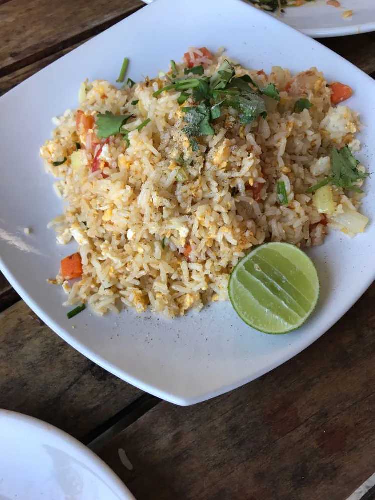 Krabi-Apsara Restaurant the sea in Krabi’s Lanta Old Town, tasting slightly spicy whole snapper