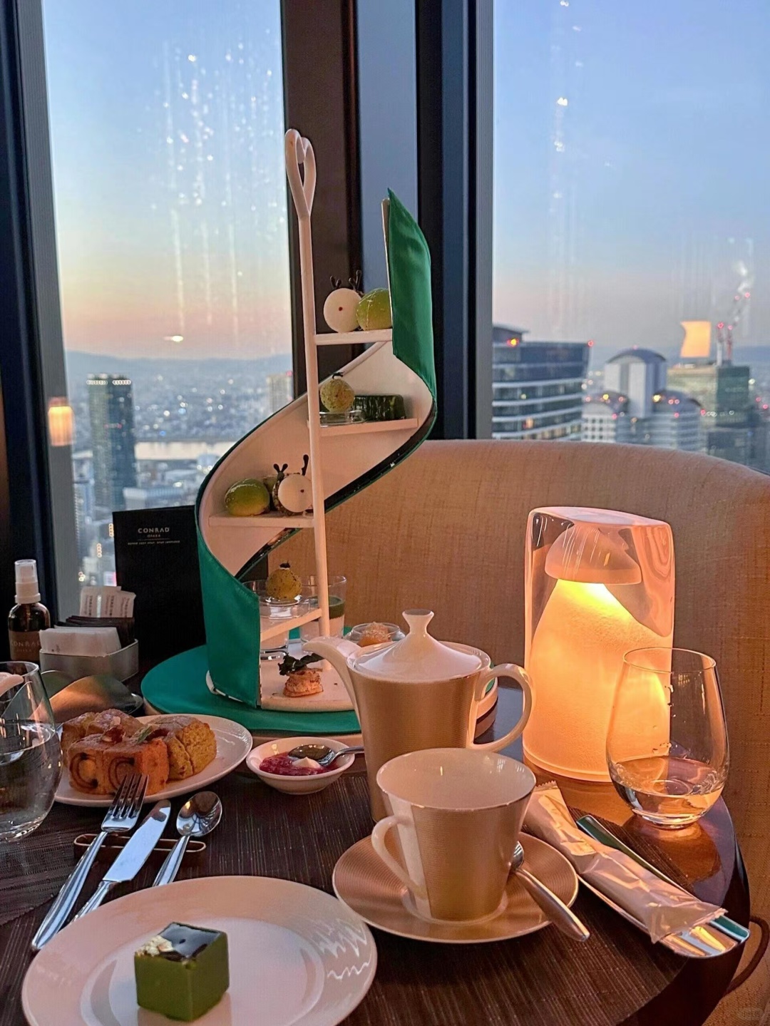 Osaka-Conrad Osaka Hotel, 40th floor huge floor-to-ceiling windows, 180-degree visual angle