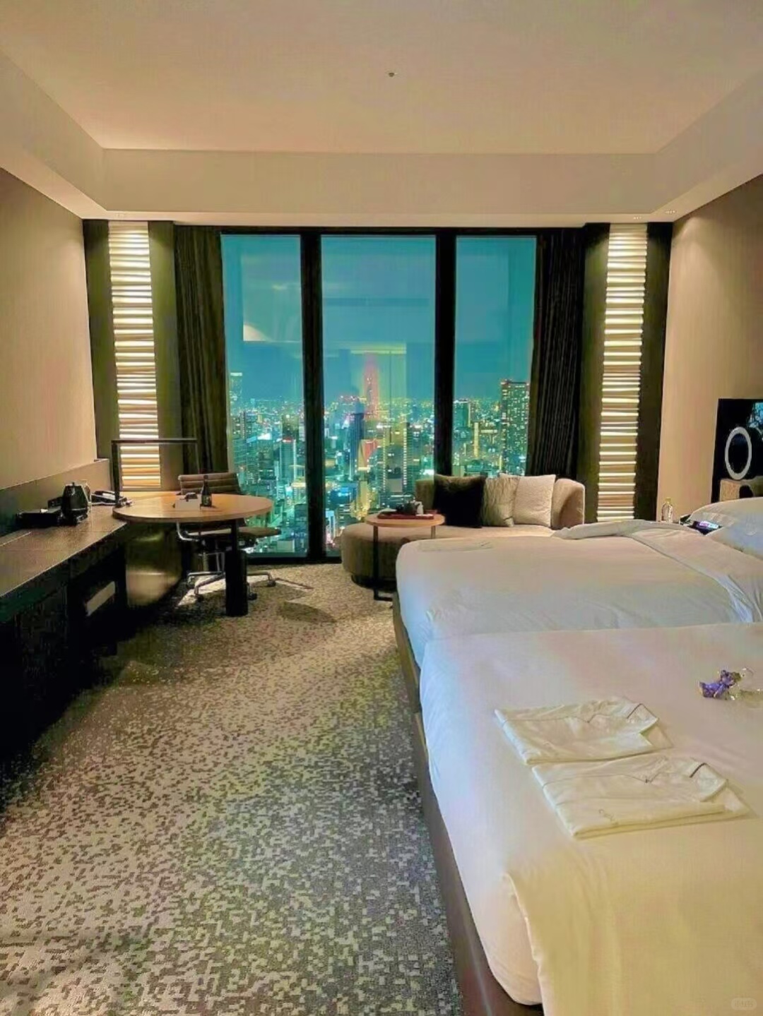 Osaka-Conrad Osaka Hotel, 40th floor huge floor-to-ceiling windows, 180-degree visual angle