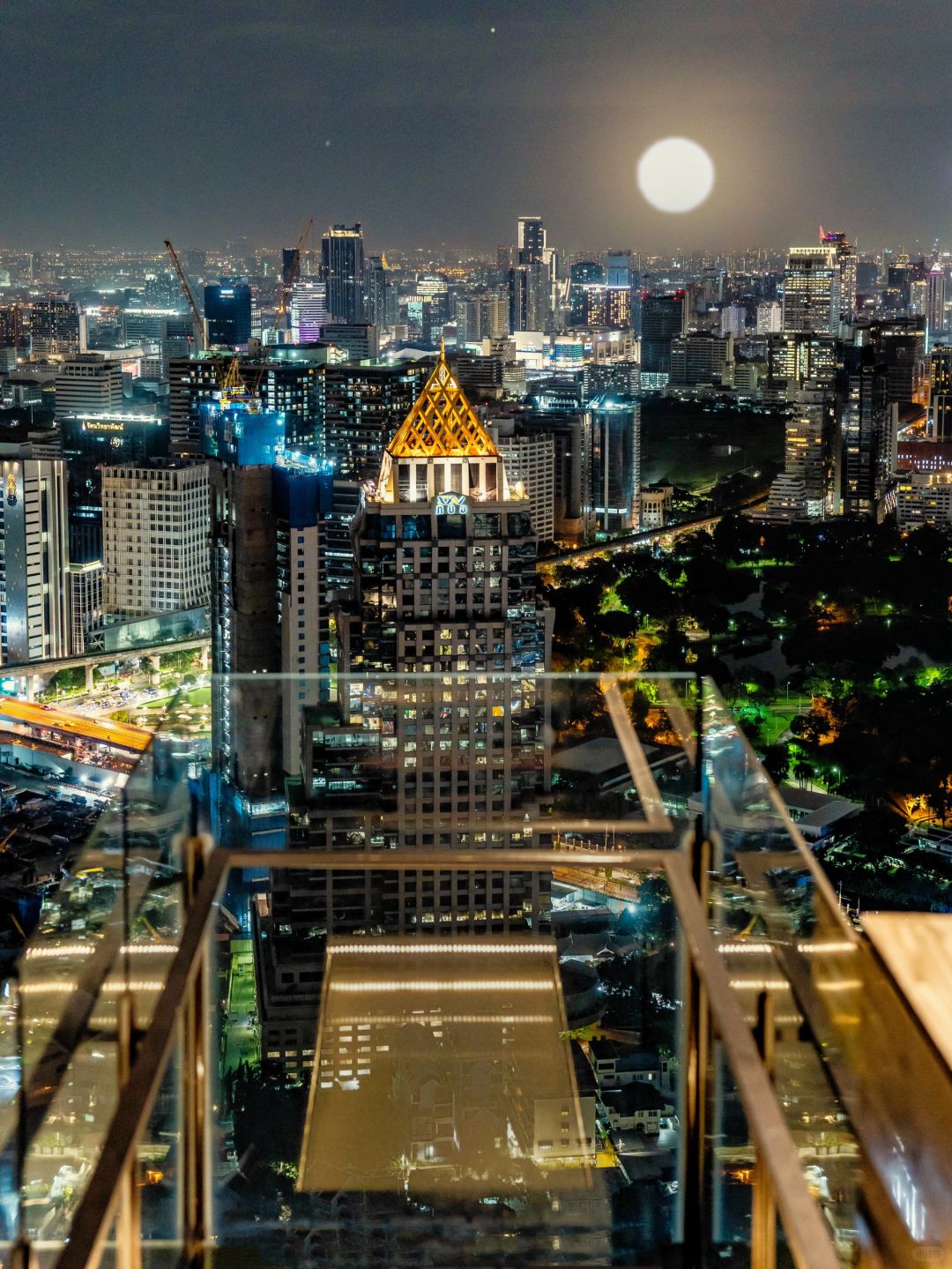 Bangkok-Bangkok travel tour to visit Wat Arun, Big Buddha at Wat Pratunam, Bubble In The Forest