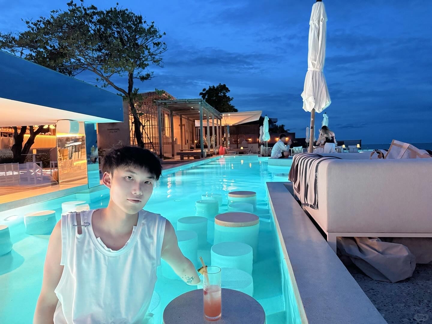 Hua Hin-Hua Hin Beach Club outdoor swimming pool, ?enjoy a pleasant seaside night