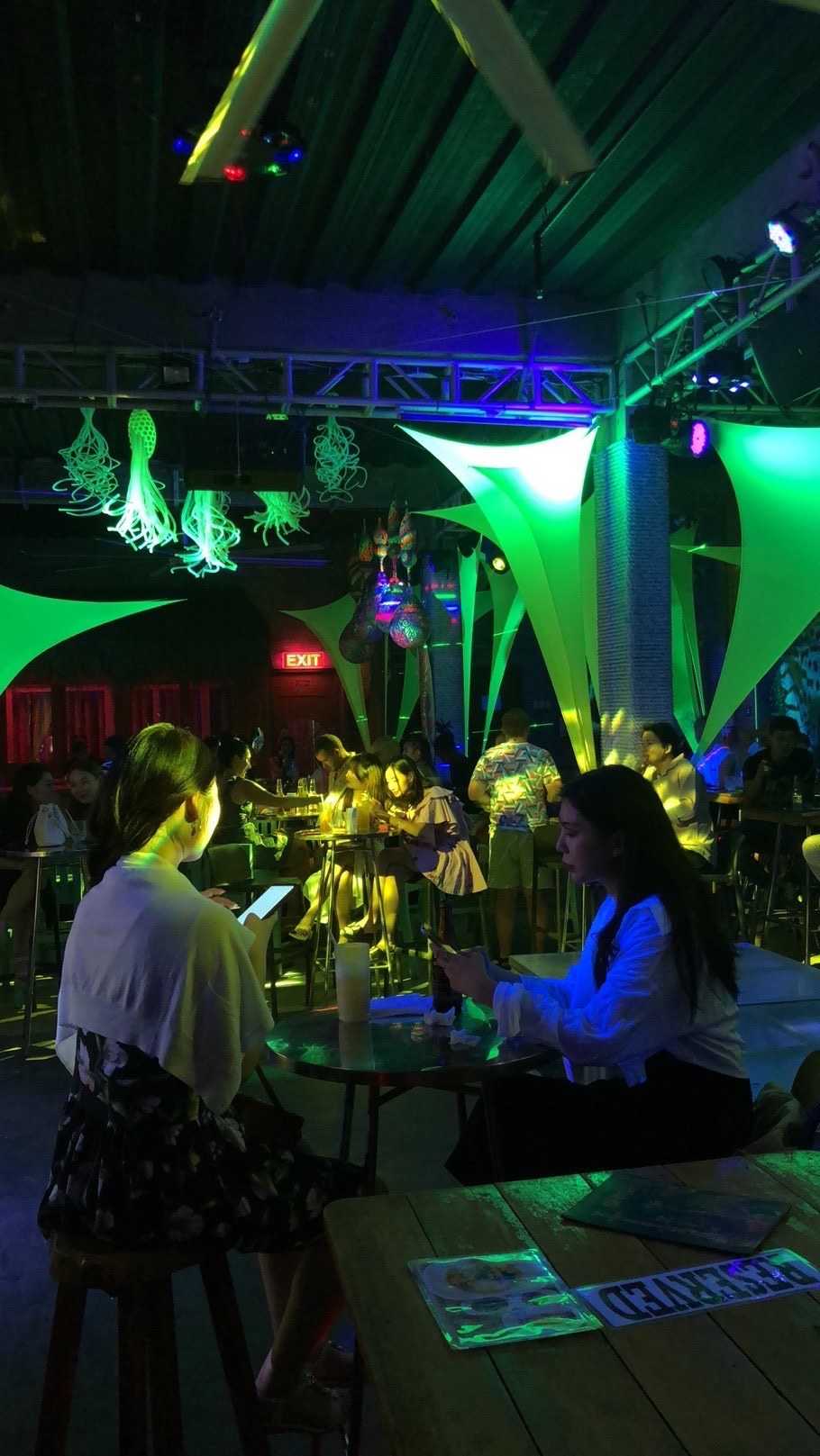 Boracay-Summer Place Bar in Boracay, rated as the No.1 nightclub by Koreans, great atmosphere