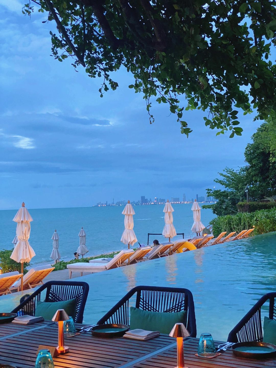 Pattaya-Andaz Pattaya Jomtien, with 6.4 hectares of beach, 4 restaurants and 3 swimming pools