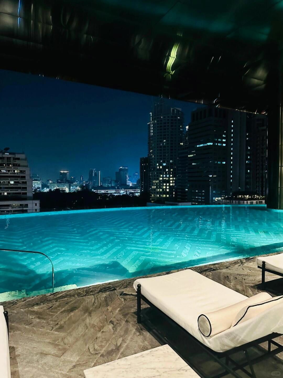 Bangkok-The Kempinski Hotel Bangkok has large floor-to-ceiling windows that allow sunlight to fill the room.