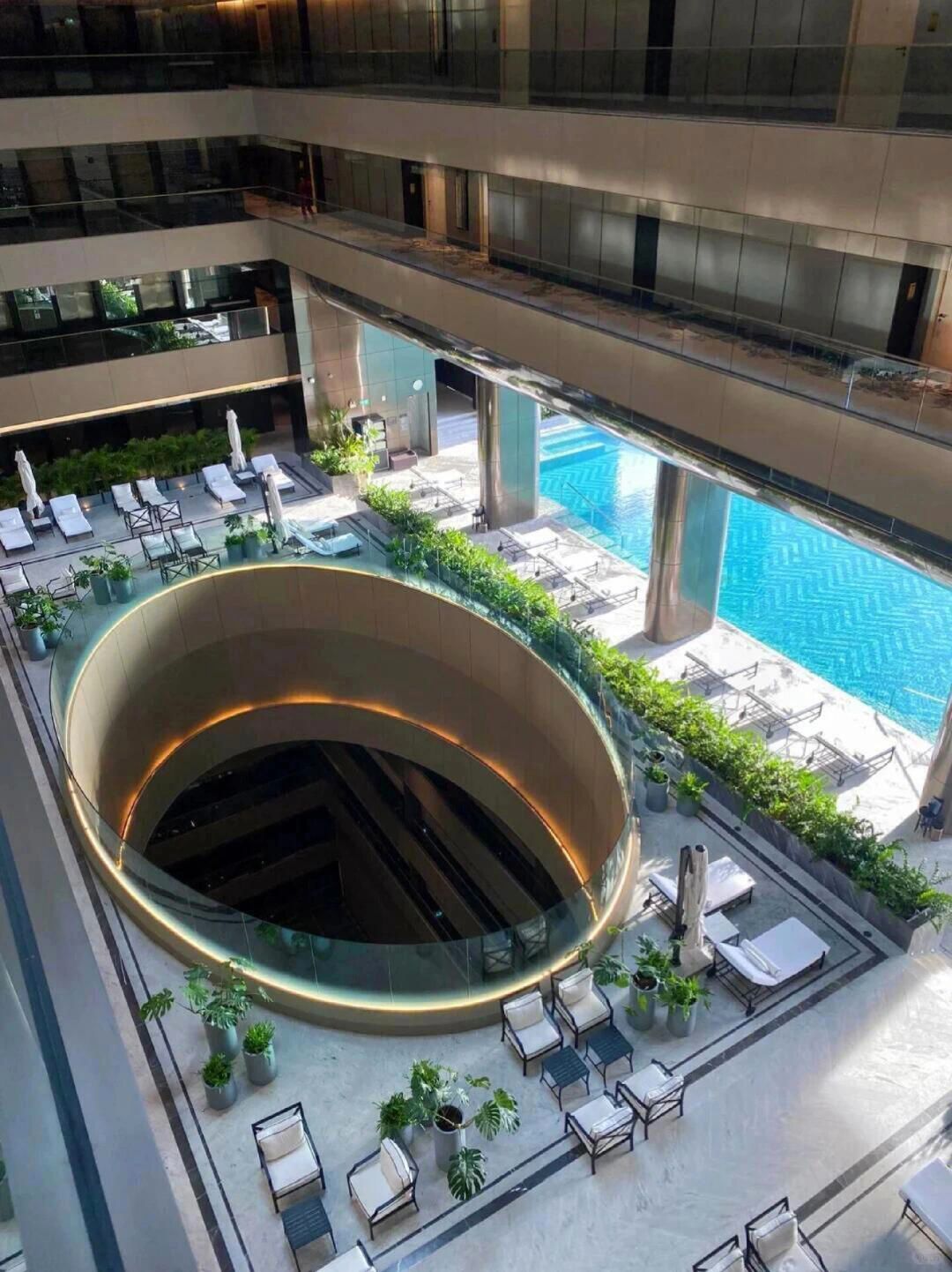 Bangkok-The Kempinski Hotel Bangkok has large floor-to-ceiling windows that allow sunlight to fill the room.