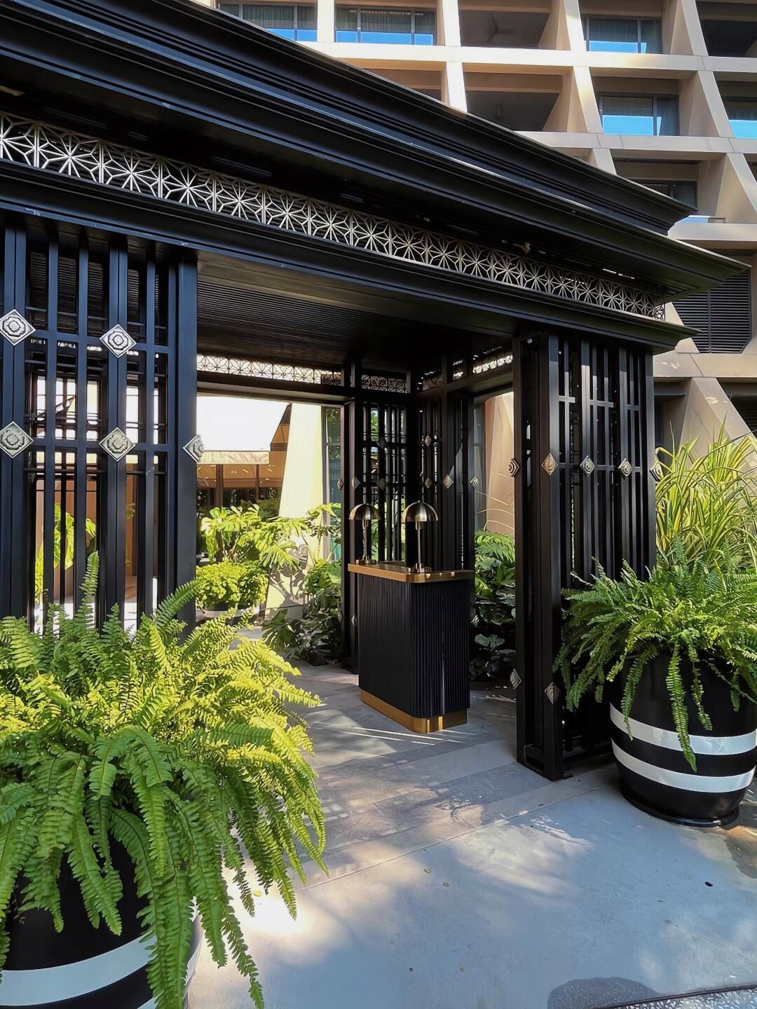 Bangkok-The Kempinski Hotel Bangkok has large floor-to-ceiling windows that allow sunlight to fill the room.