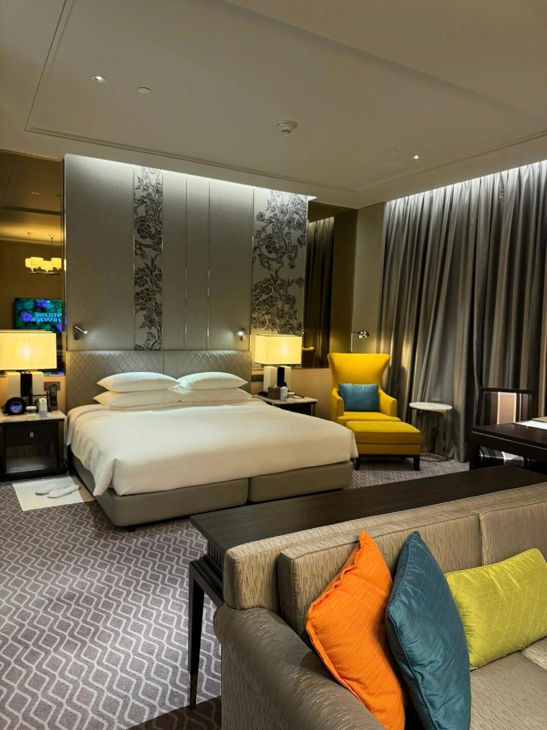Bangkok-The Kempinski Hotel Bangkok has large floor-to-ceiling windows that allow sunlight to fill the room.