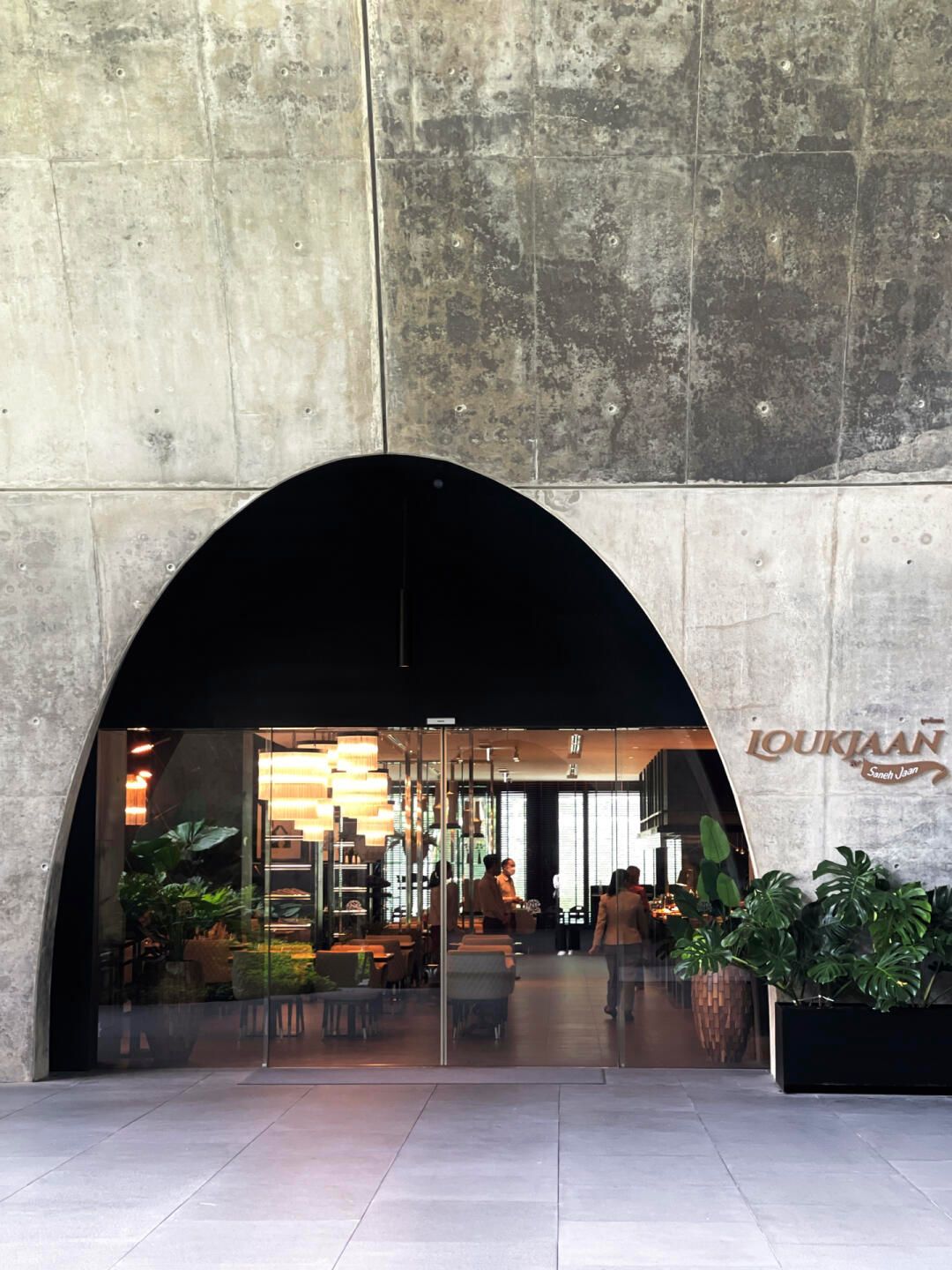 Bangkok-The Kempinski Hotel Bangkok has large floor-to-ceiling windows that allow sunlight to fill the room.