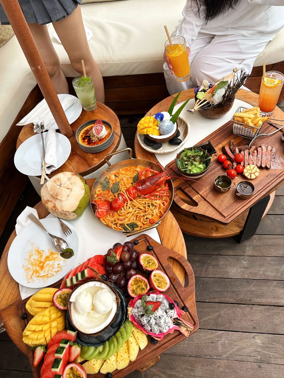 Phuket-Yona Floating Bar in Phuket, enjoy delicious food in the water while enjoying the sea breeze