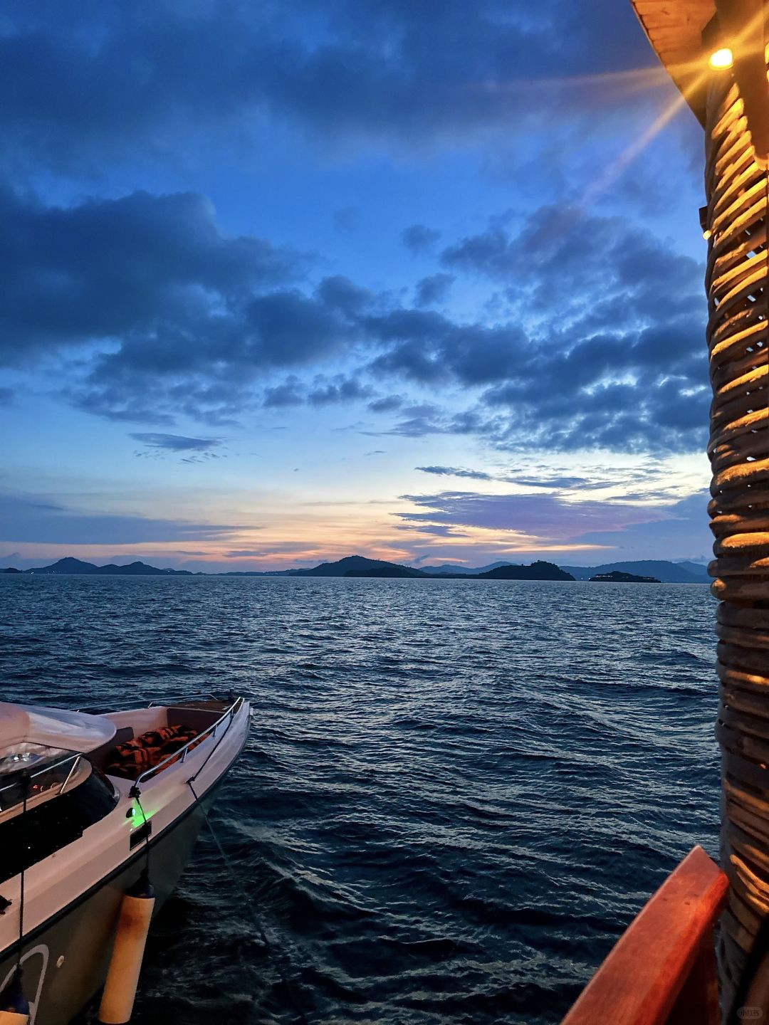 Phuket-Yona Floating Bar in Phuket, enjoy delicious food in the water while enjoying the sea breeze