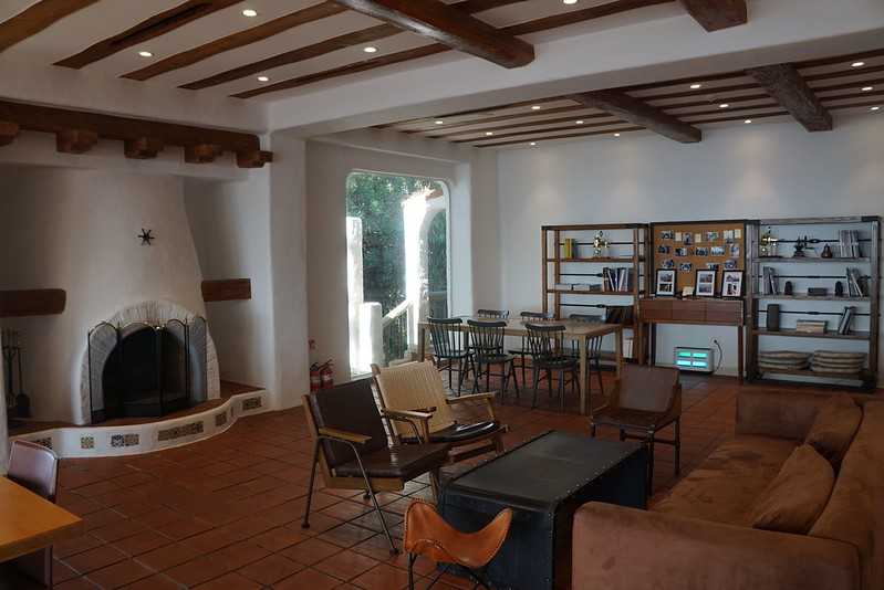 Busan/Jeju-Honeymoon House, a coffee shop in Seogwipo, Jeju Island, where you can enjoy the sea and coffee