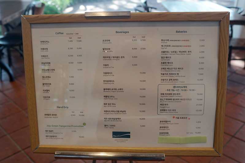 Busan/Jeju-Honeymoon House, a coffee shop in Seogwipo, Jeju Island, where you can enjoy the sea and coffee