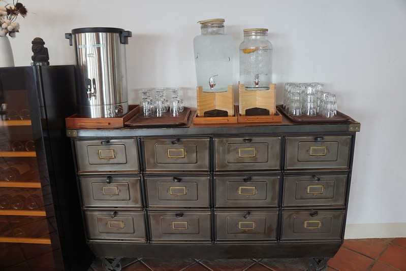 Busan/Jeju-Honeymoon House, a coffee shop in Seogwipo, Jeju Island, where you can enjoy the sea and coffee