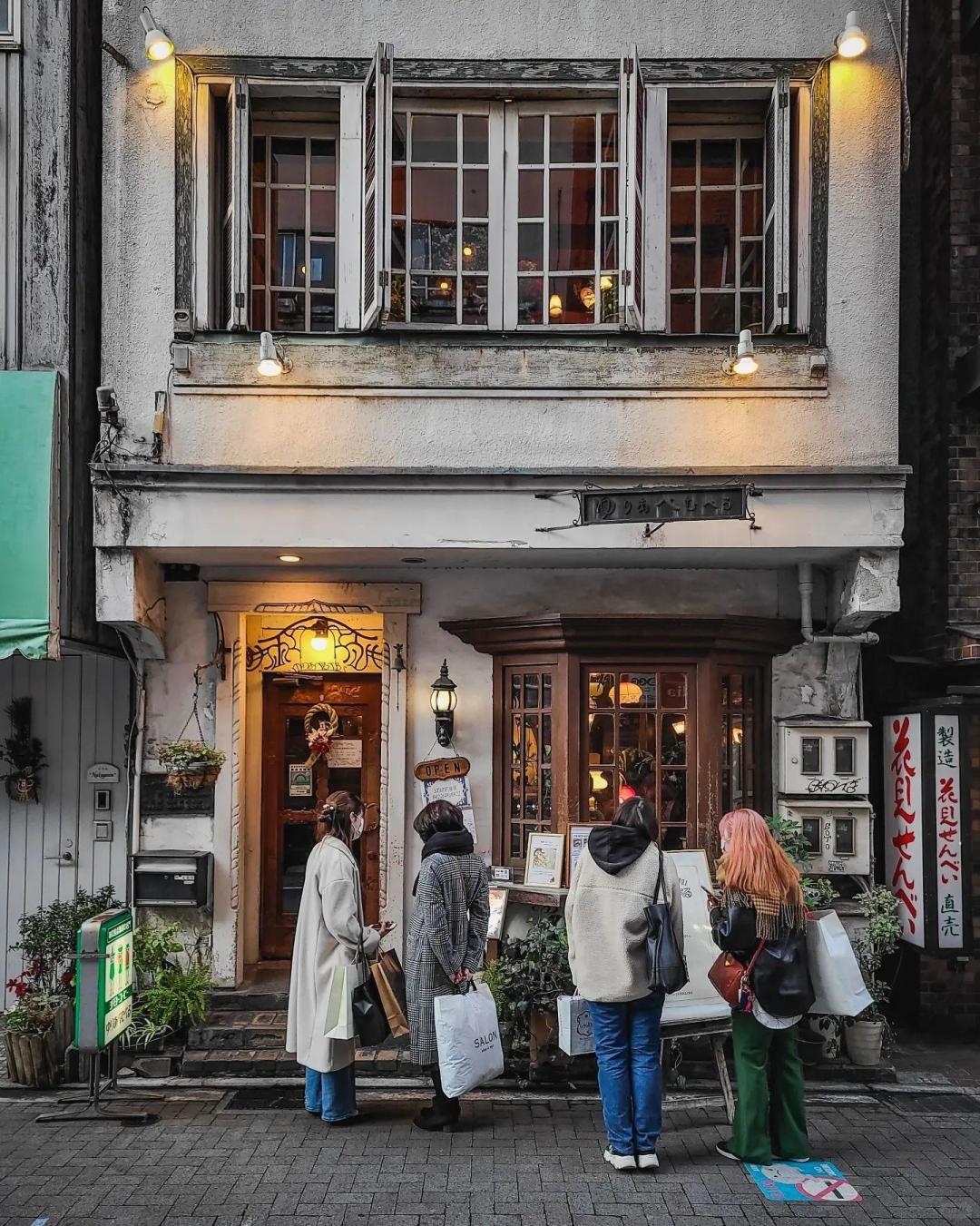 Tokyo-Tokyo, Japan: Fashionable shopping lovers take a trendy city walk to find a sweet life