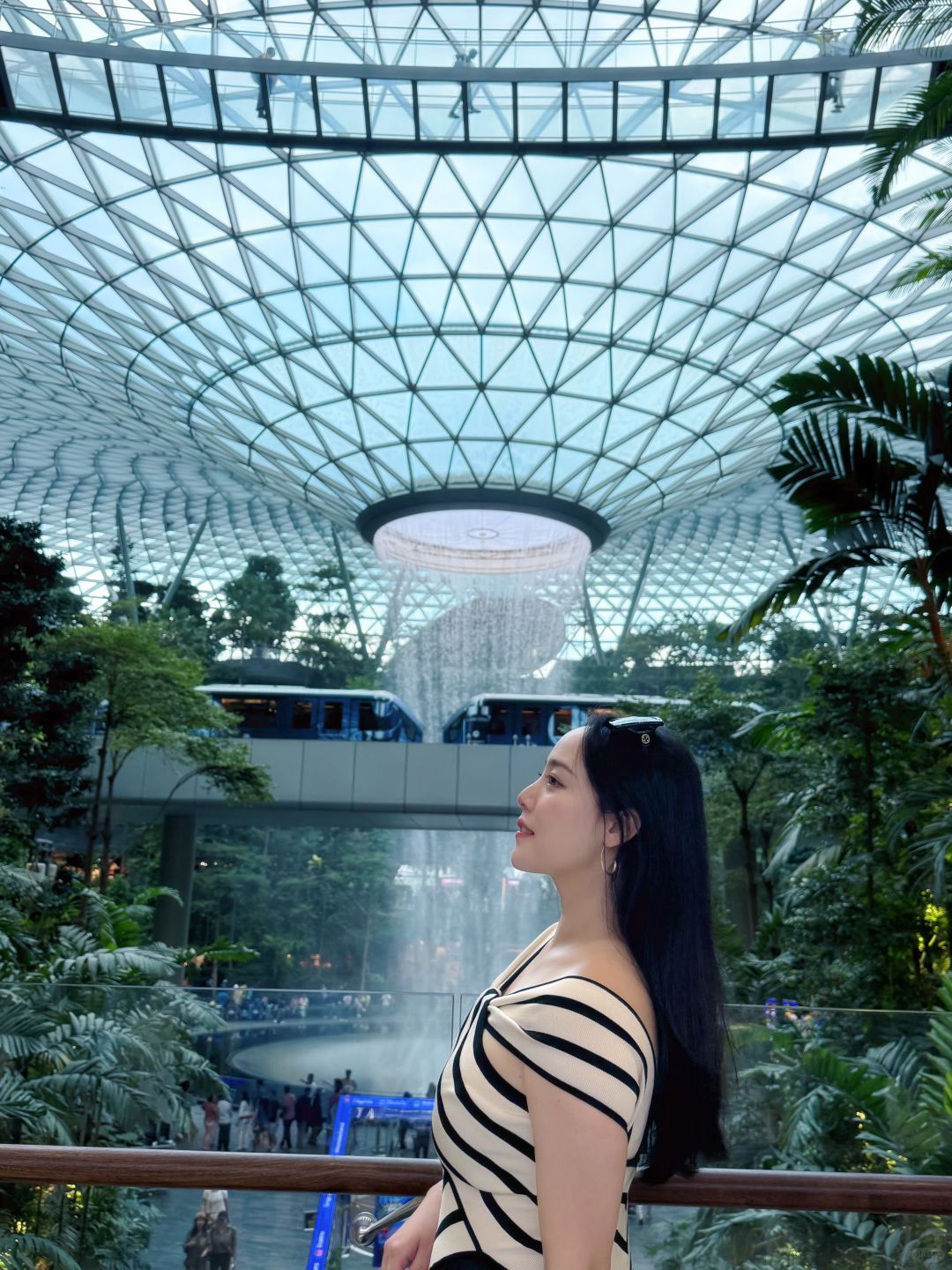 Singapore-Singapore Changi Airport rooftop waterfall, the real-life version of Zootopia