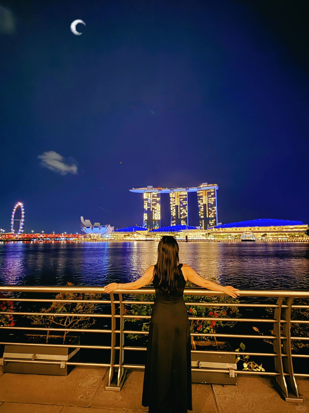 Singapore-Singapore Changi Airport rooftop waterfall, the real-life version of Zootopia