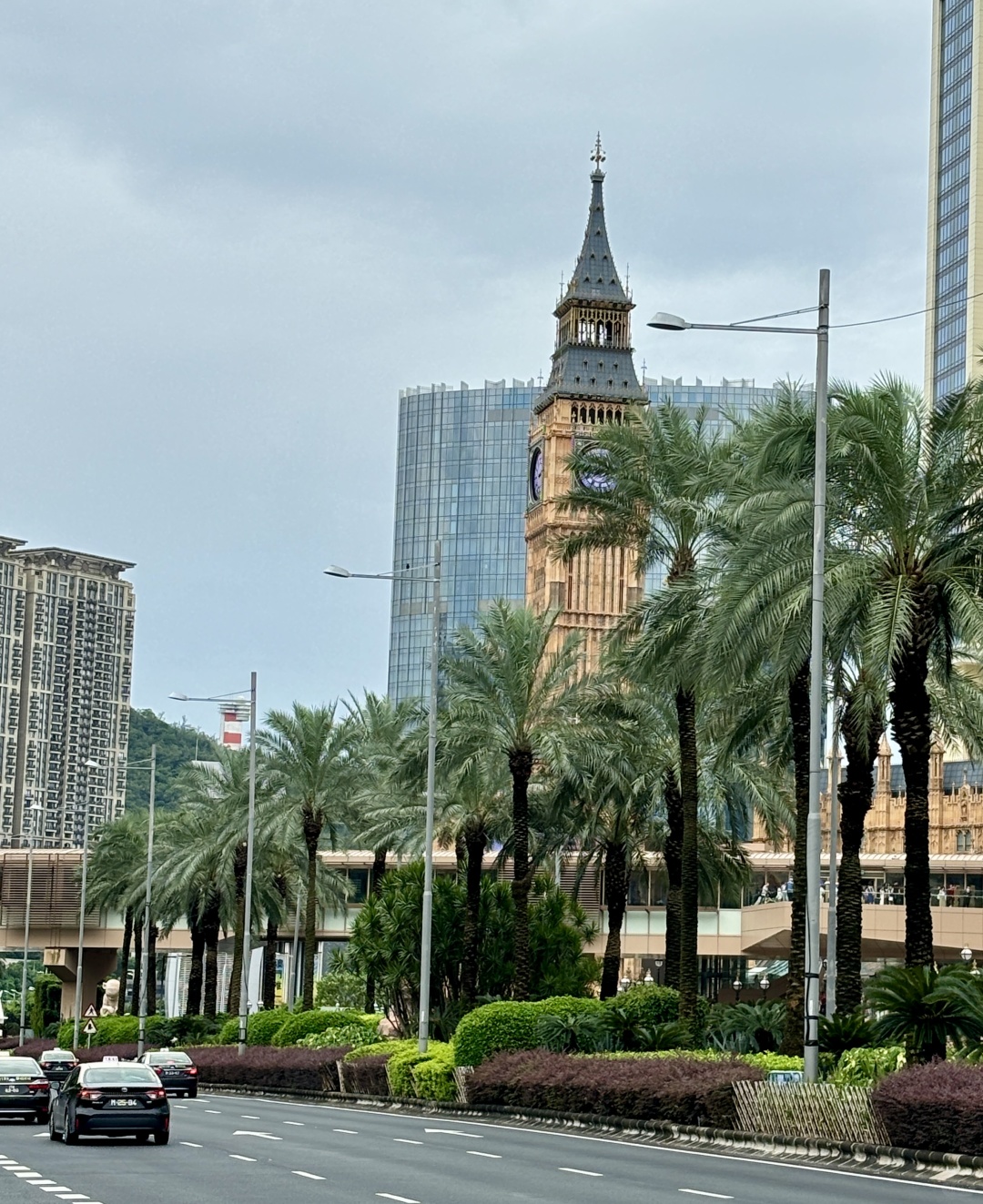 Macao-The Venetian Macao's artificial sky and water city, and the fortune tree show at Wynn Palace