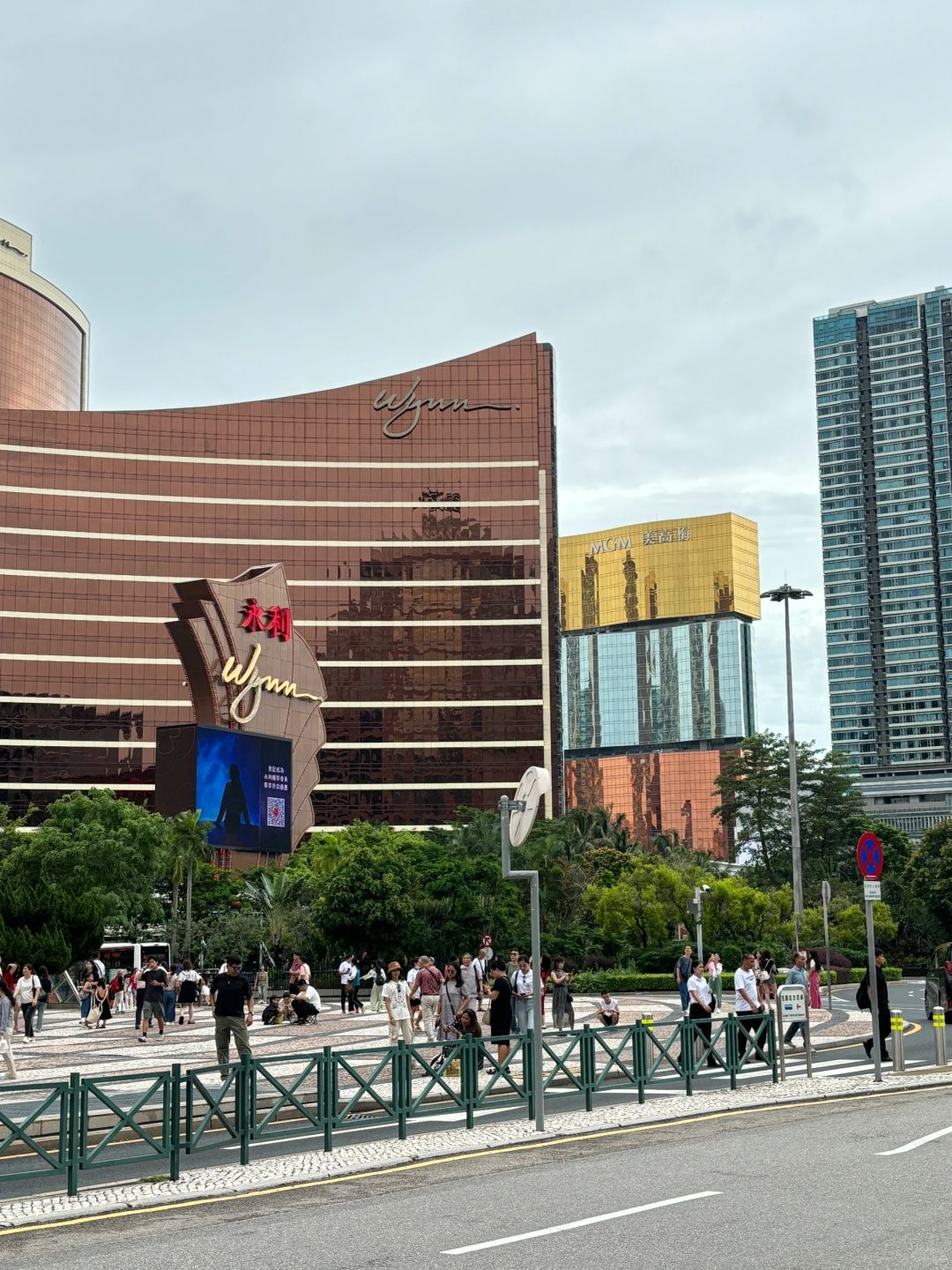 Macao-The Venetian Macao's artificial sky and water city, and the fortune tree show at Wynn Palace