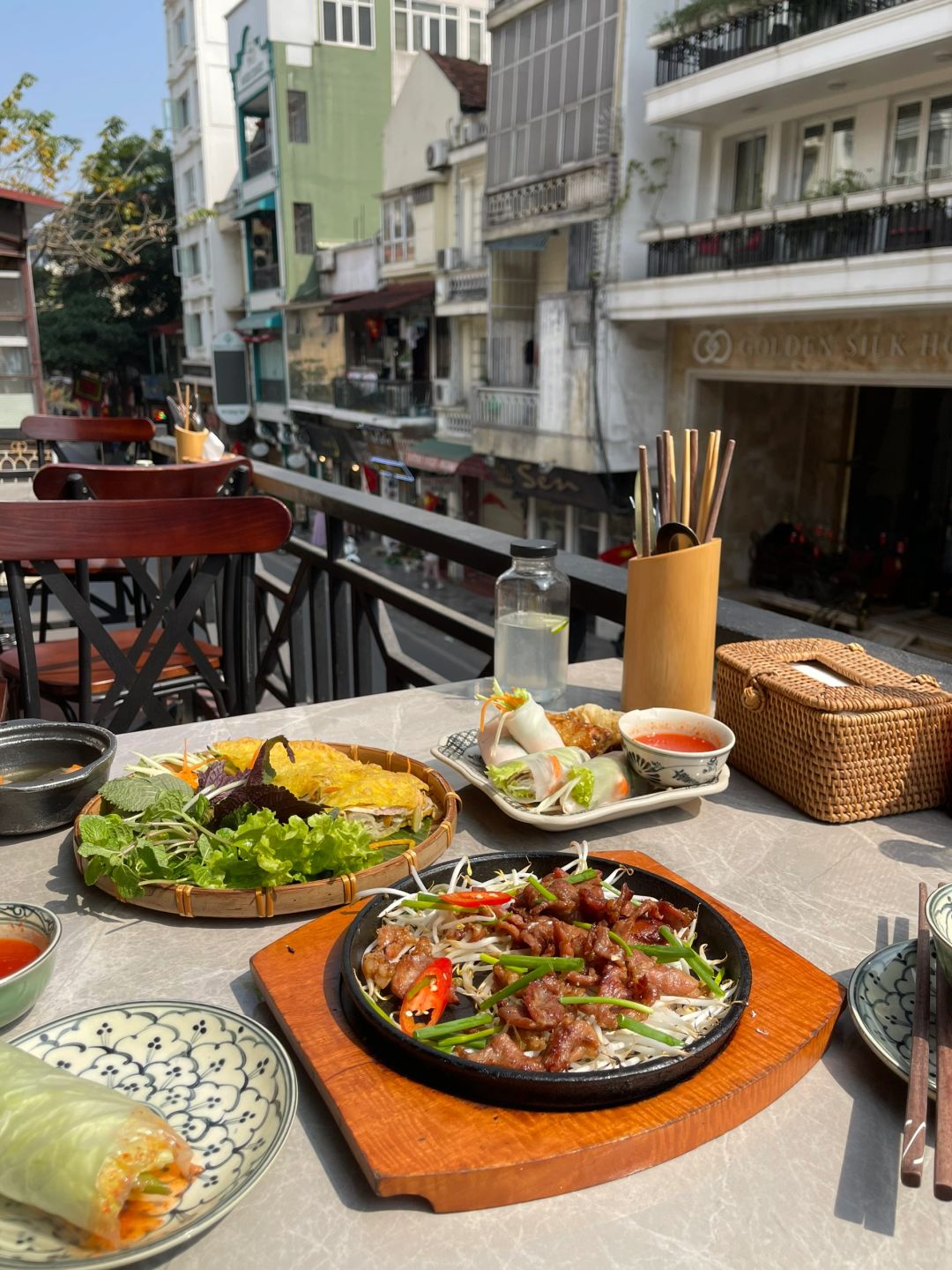 Hanoi-MET Vietnamese restaurant near Hoan Kiem Lake in Hanoi, with tables on the rooftop terrace