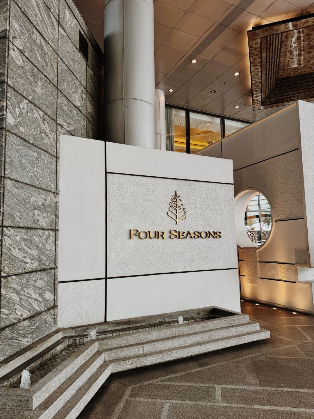 Jakarta-Four Seasons Jakarta Hotel, with luggage racks, wardrobes, toilets, sinks, and bathtubs