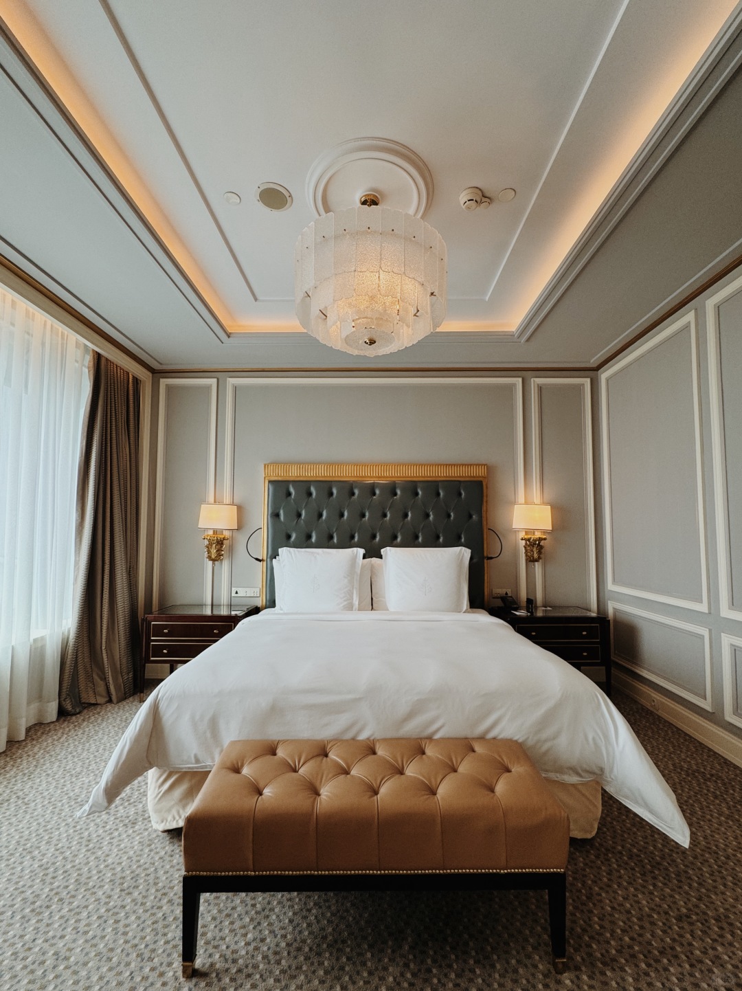 Jakarta-Four Seasons Jakarta Hotel, with luggage racks, wardrobes, toilets, sinks, and bathtubs