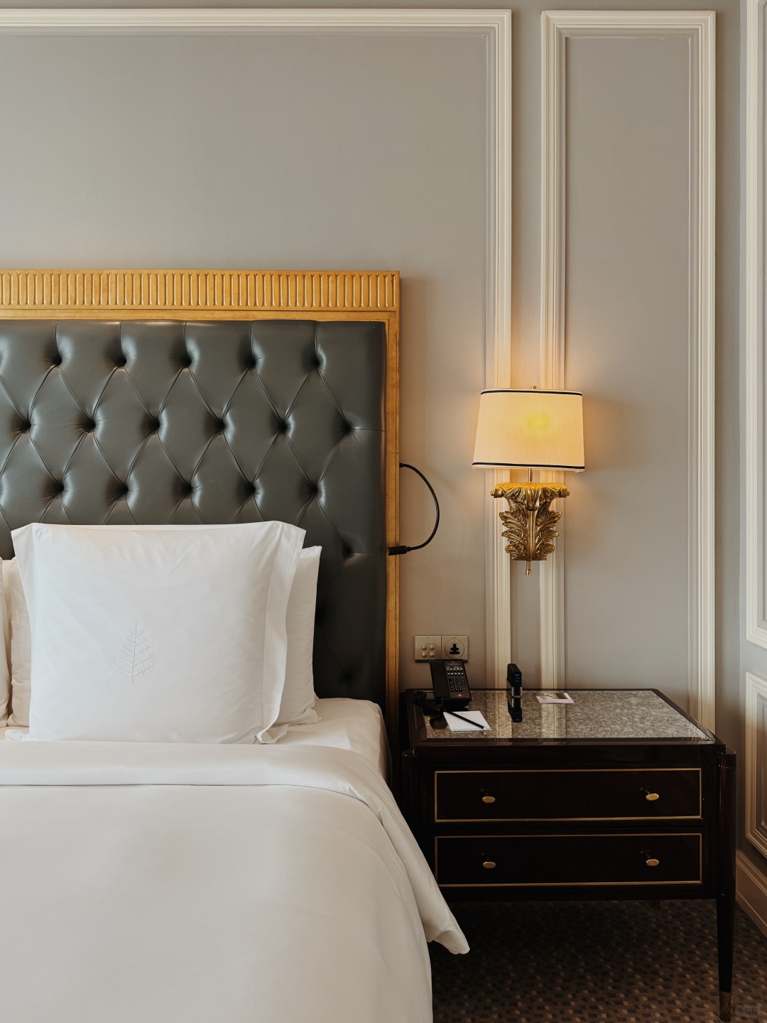 Jakarta-Four Seasons Jakarta Hotel, with luggage racks, wardrobes, toilets, sinks, and bathtubs