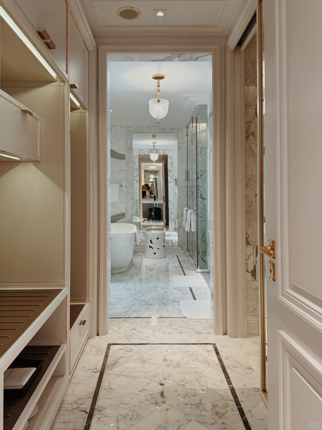 Jakarta-Four Seasons Jakarta Hotel, with luggage racks, wardrobes, toilets, sinks, and bathtubs