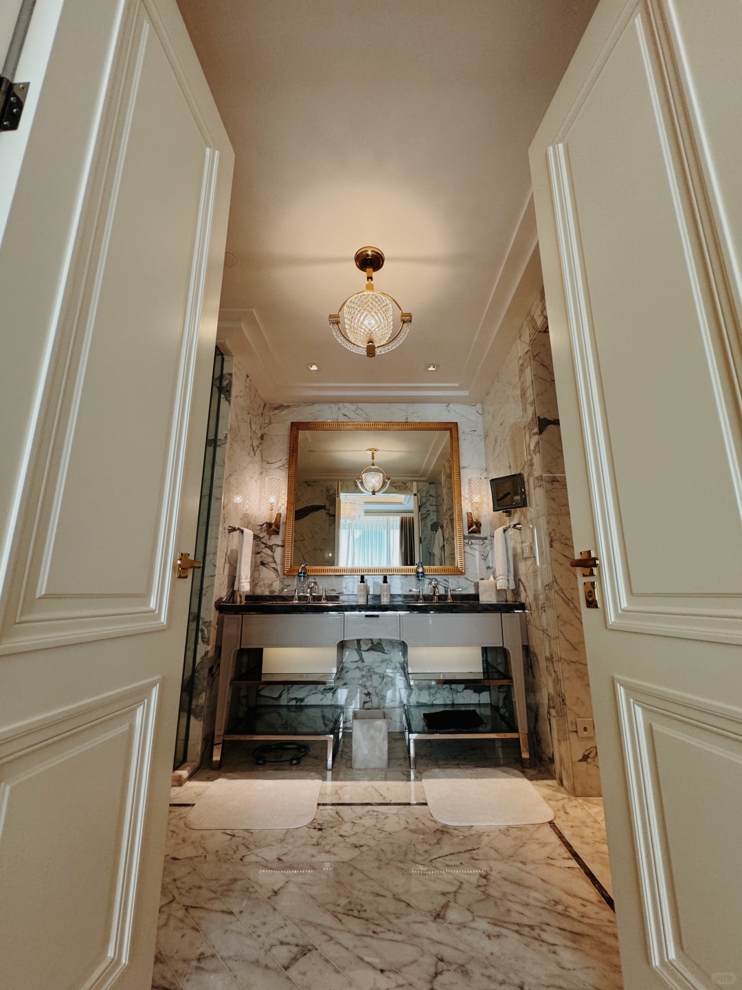 Jakarta-Four Seasons Jakarta Hotel, with luggage racks, wardrobes, toilets, sinks, and bathtubs