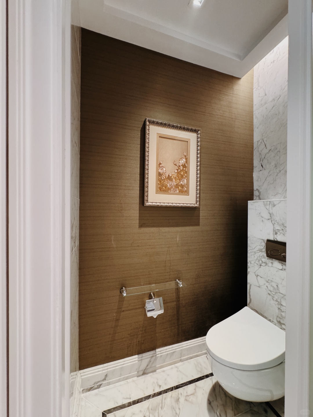 Jakarta-Four Seasons Jakarta Hotel, with luggage racks, wardrobes, toilets, sinks, and bathtubs