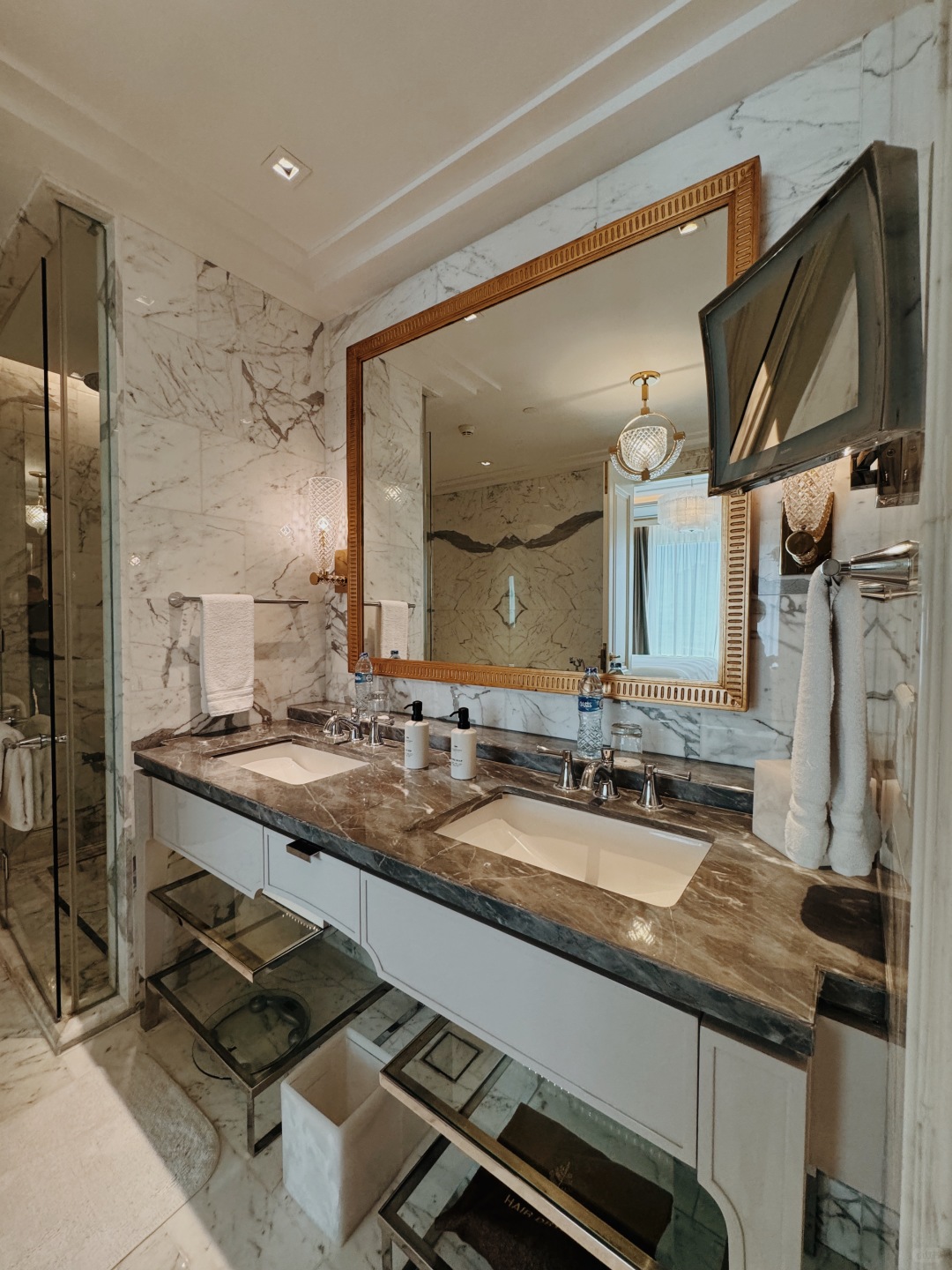 Jakarta-Four Seasons Jakarta Hotel, with luggage racks, wardrobes, toilets, sinks, and bathtubs