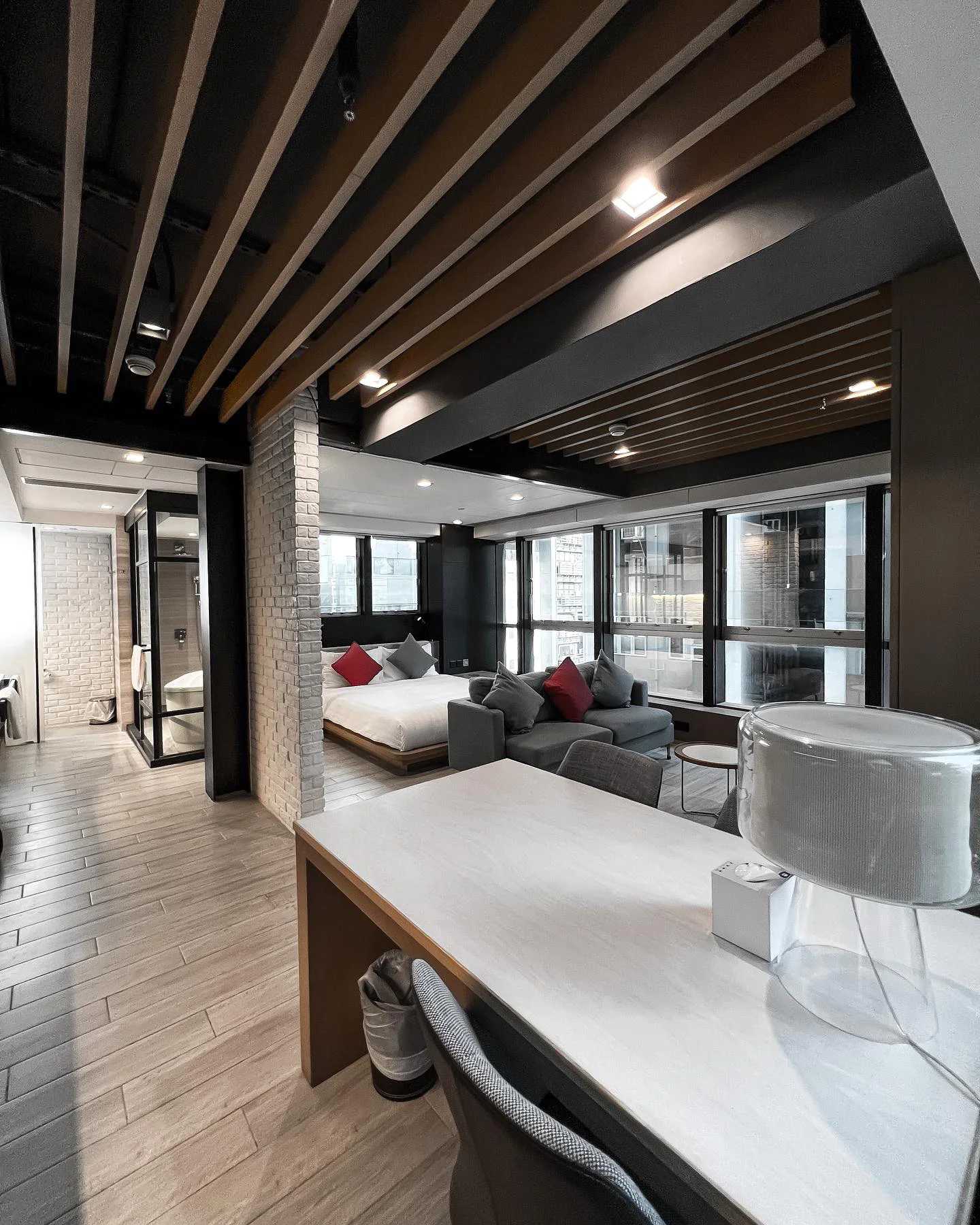 Hong kong-Yin Serviced Apartment Hotel in Central, Hong Kong, open design with a large sense of space